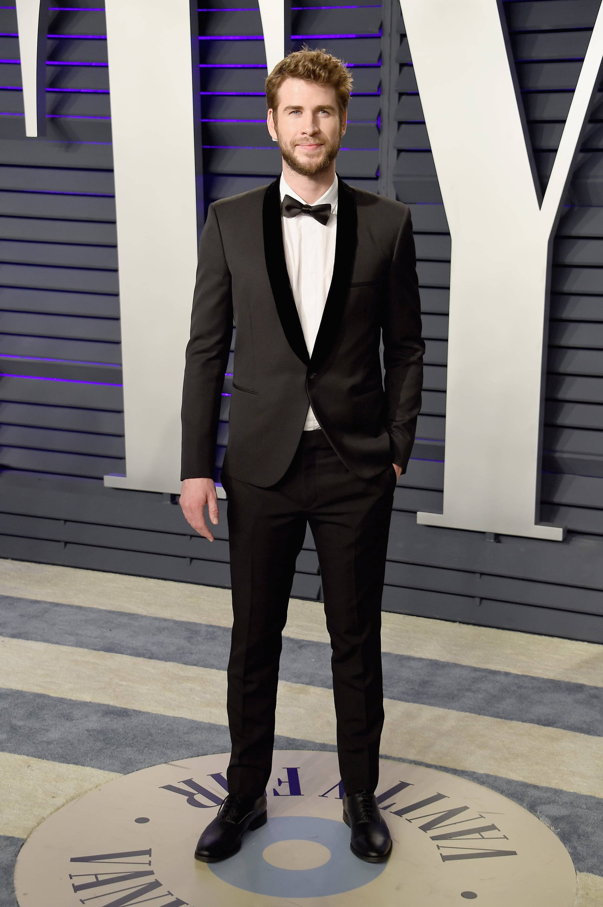 Liam Hemsworth, black tuxedo, velvet lapels, 2K Phone Wallpaper