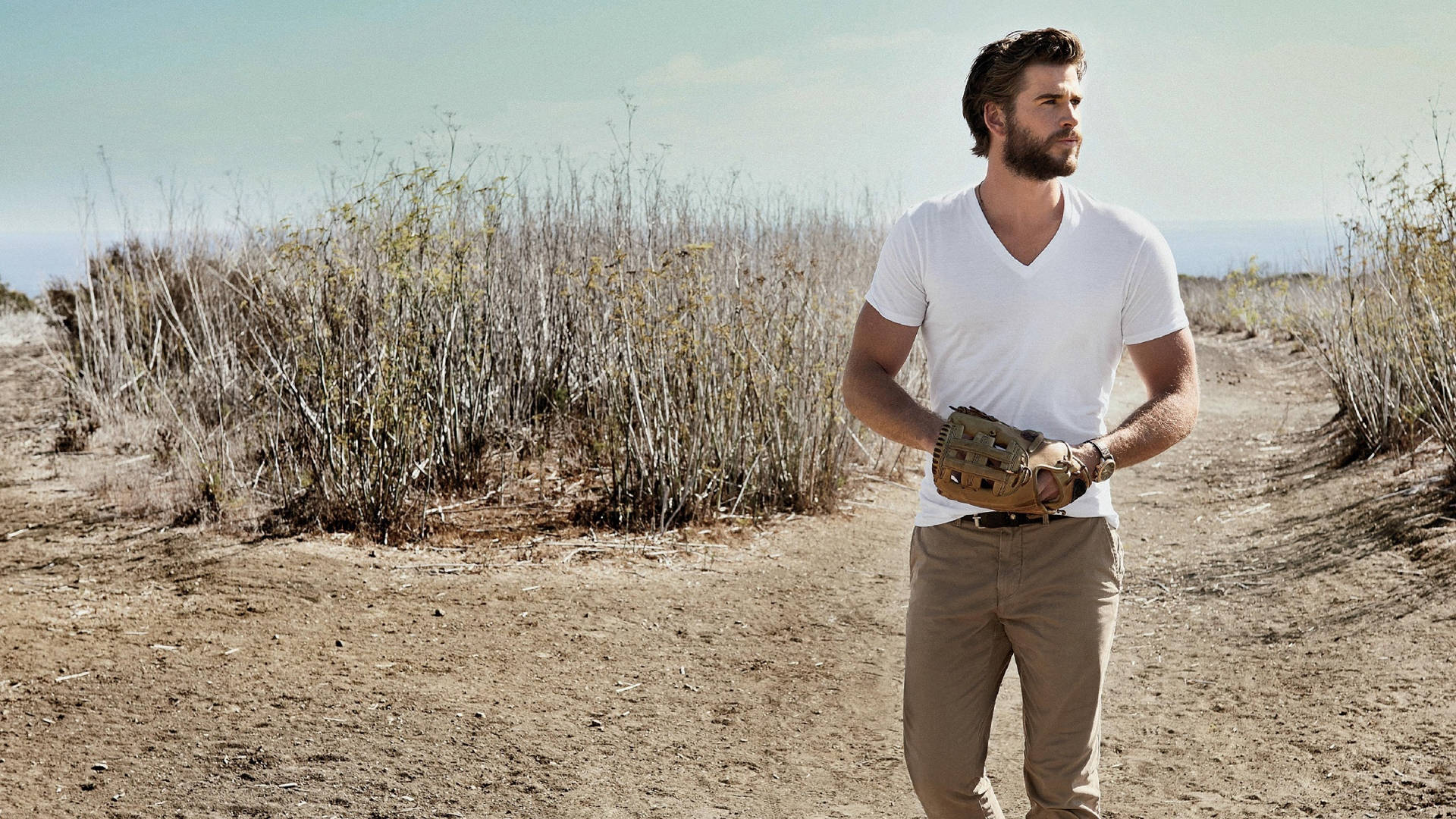 Liam Hemsworth, white v-neck, beige pants, Full HD Desktop Wallpaper