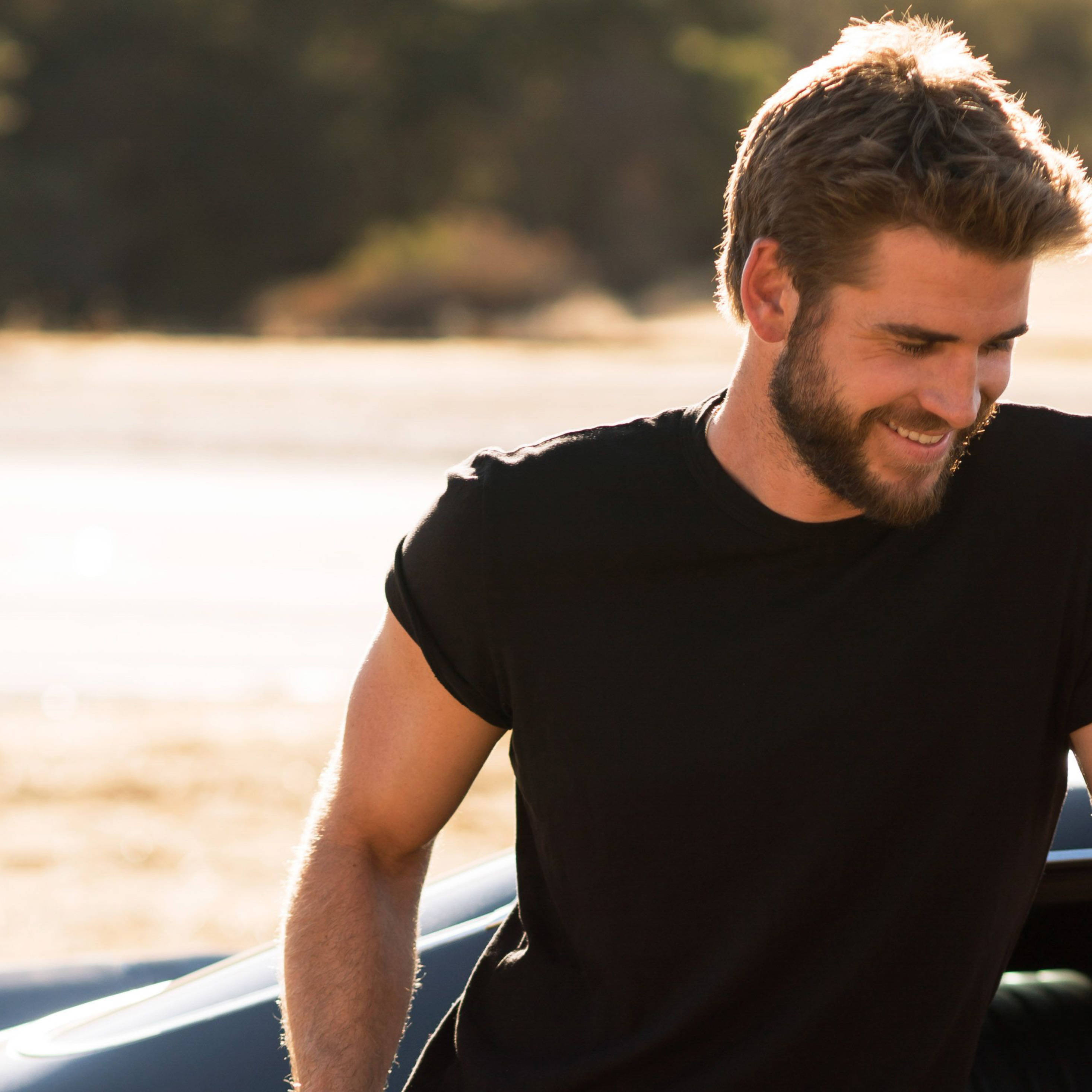 Liam Hemsworth, black t-shirt, car, 2K Desktop Wallpaper