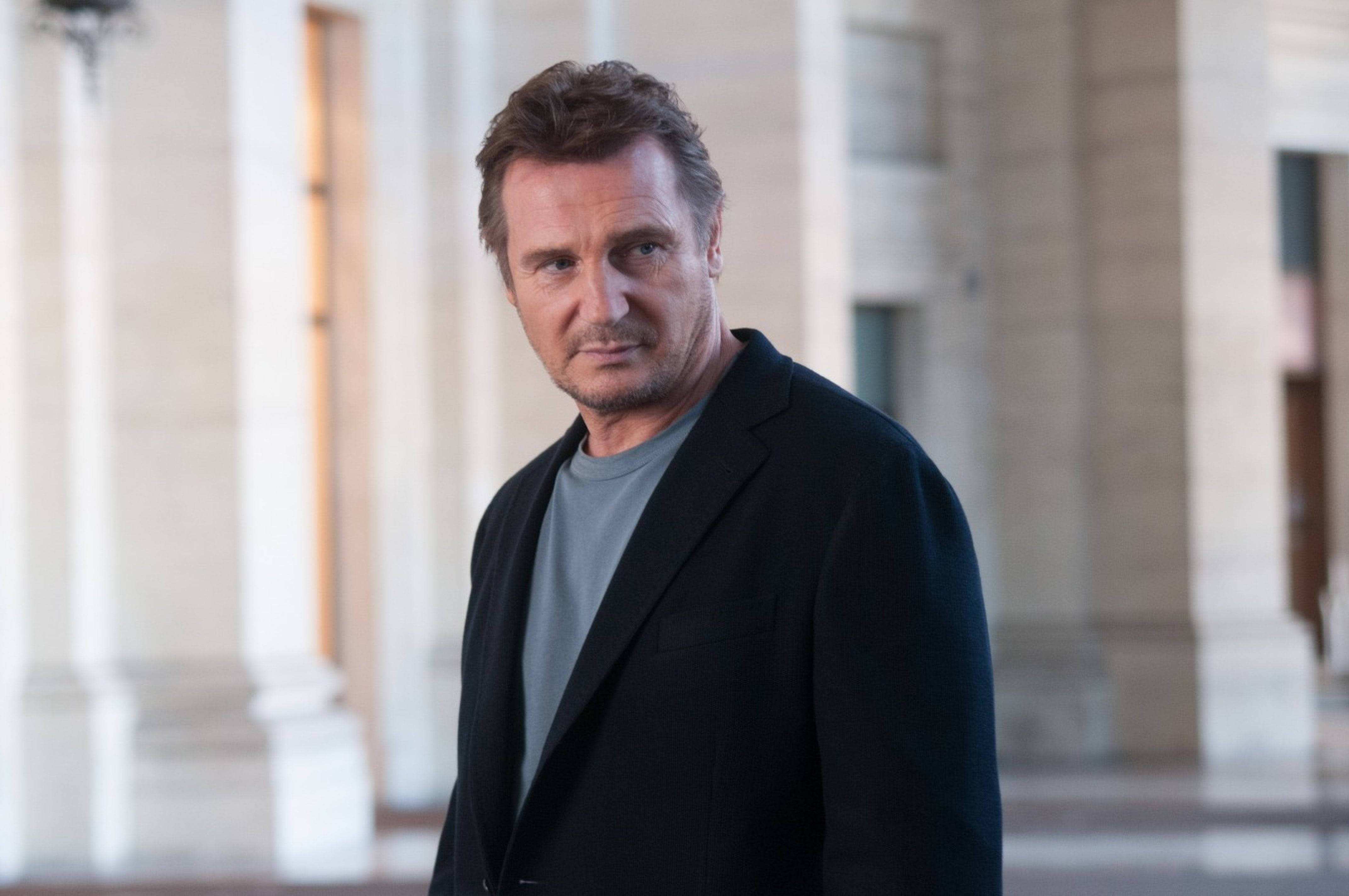 Liam Neeson, black blazer, colonnaded hall, 4K Desktop Wallpaper