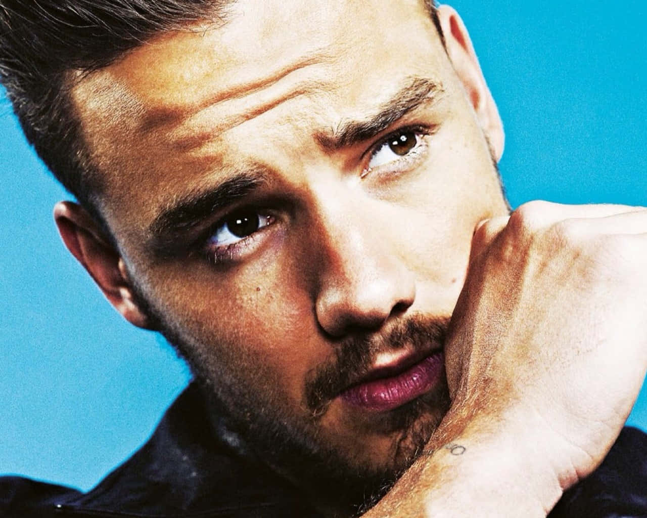 Liam Payne, blue background, close-up portrait, HD Desktop Wallpaper