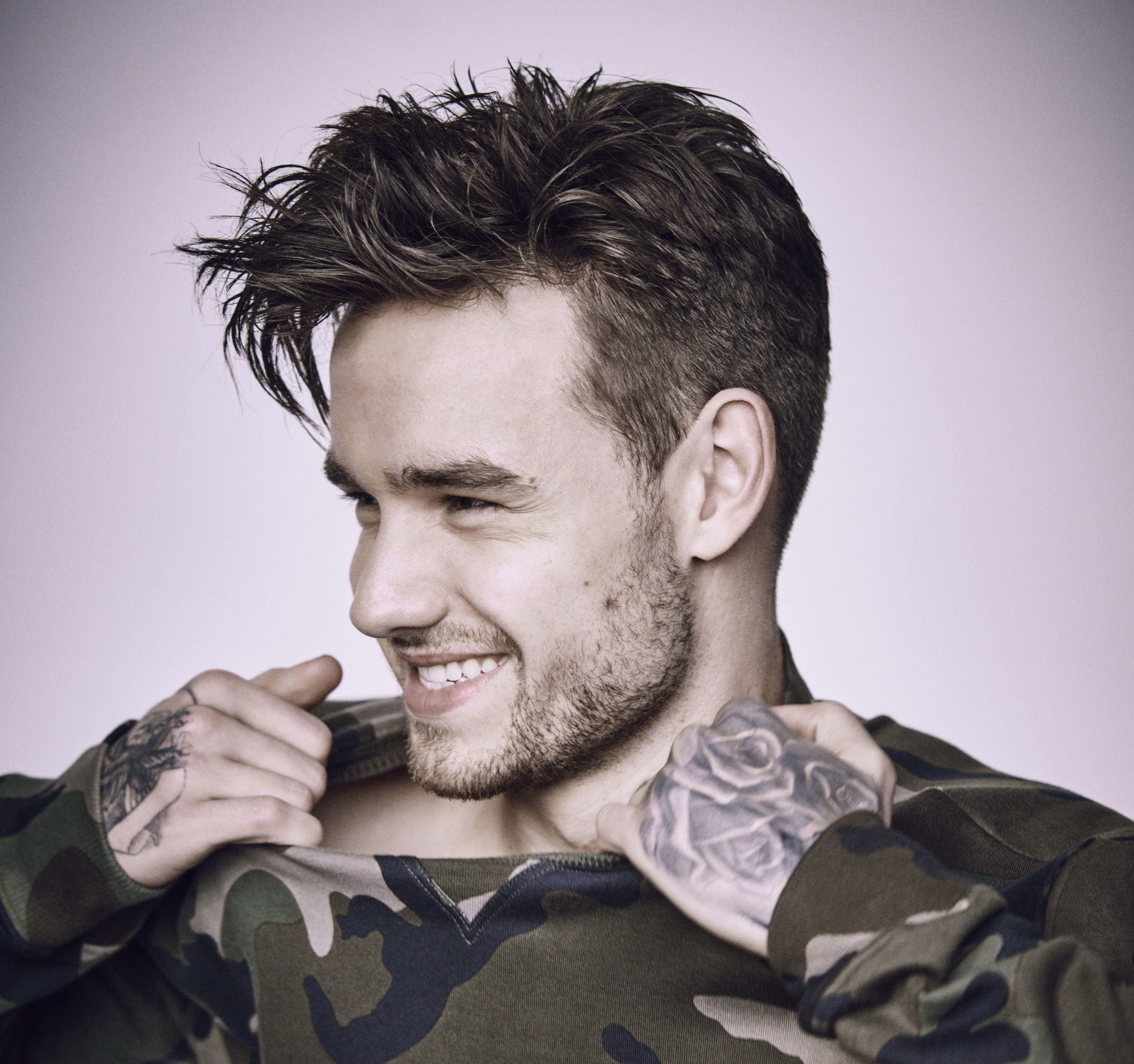Liam Payne, camouflage shirt, tattoos on his hands, 4K Desktop Wallpaper