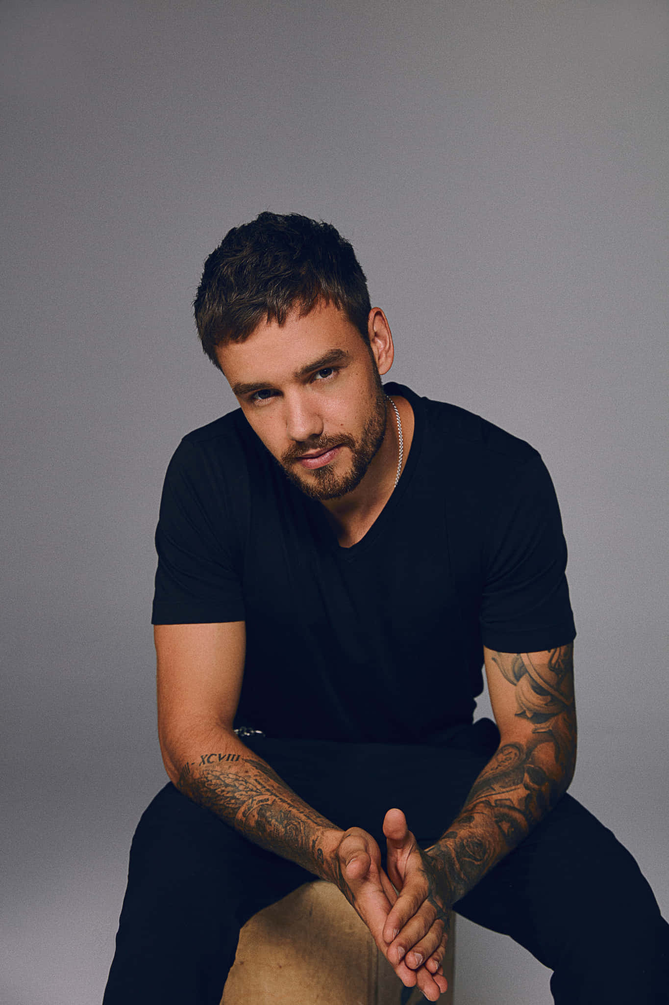 Liam Payne, black t-shirt, gray studio background, Full HD Phone Wallpaper