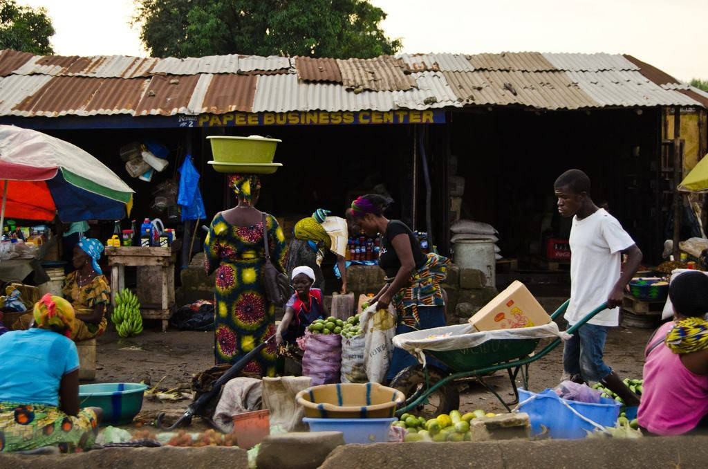 Liberia, sidewalk vendors, vibrant street market scene, SD Desktop Wallpaper
