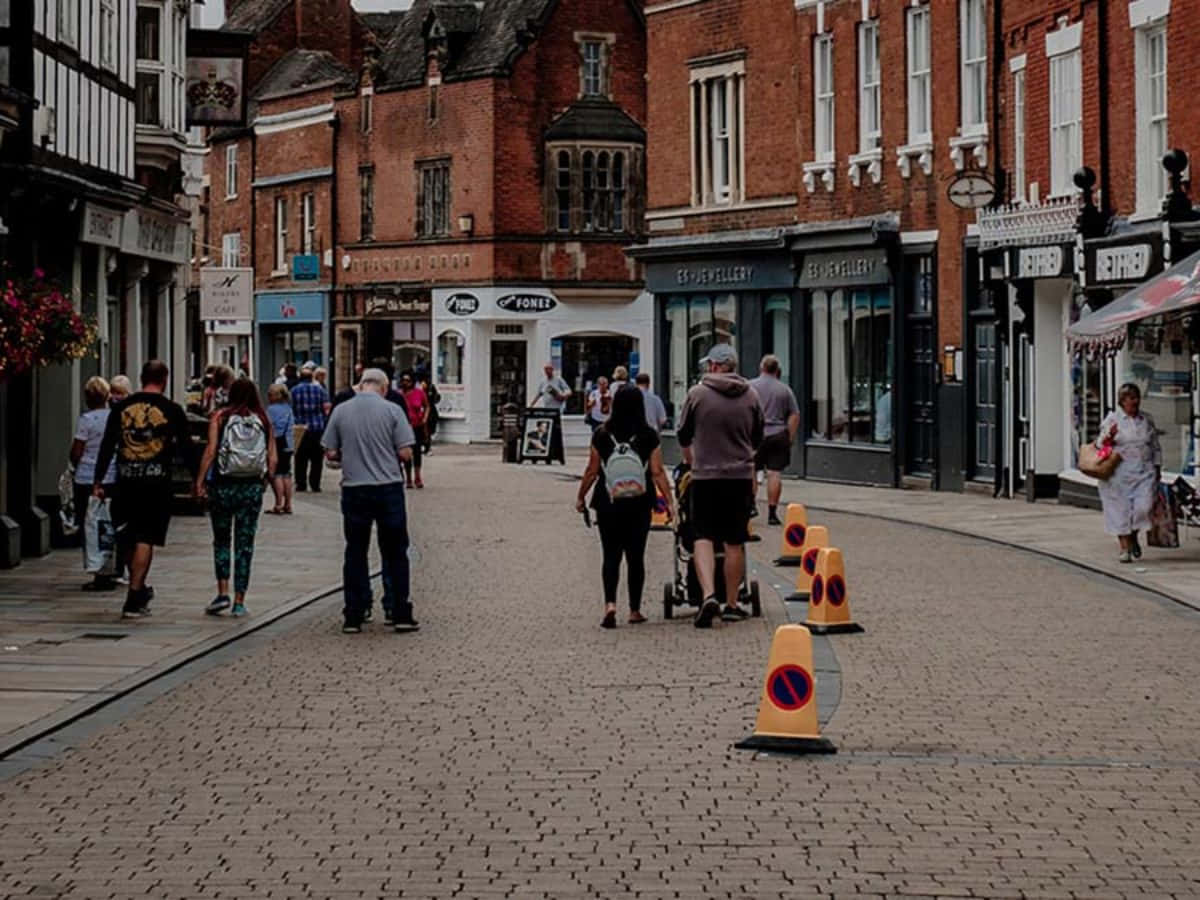 Lichfield, pedestrian street scene, brick-paved street, SD Desktop Wallpaper