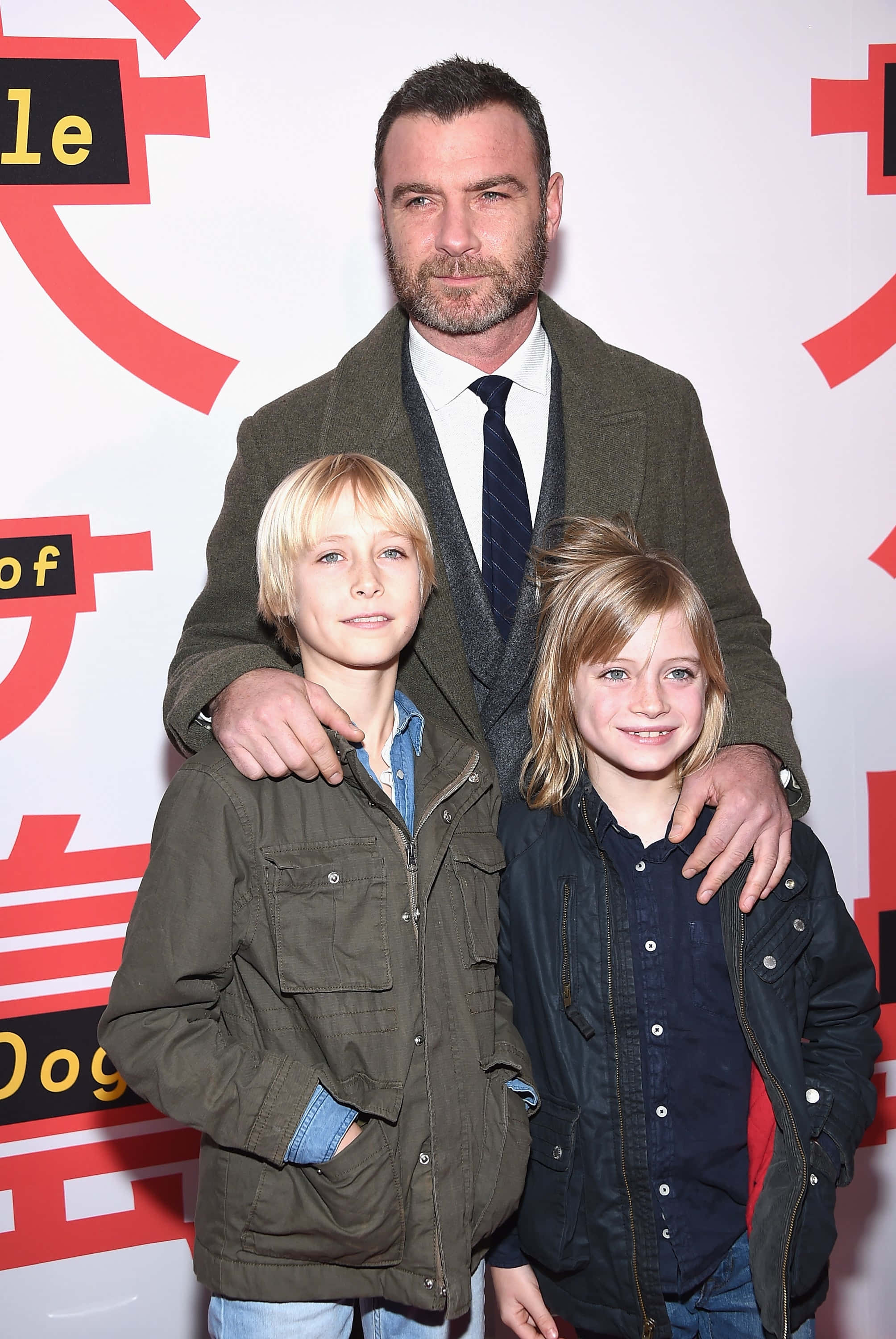 Liev Schreiber, beard, two smiling children, 2K Phone Wallpaper