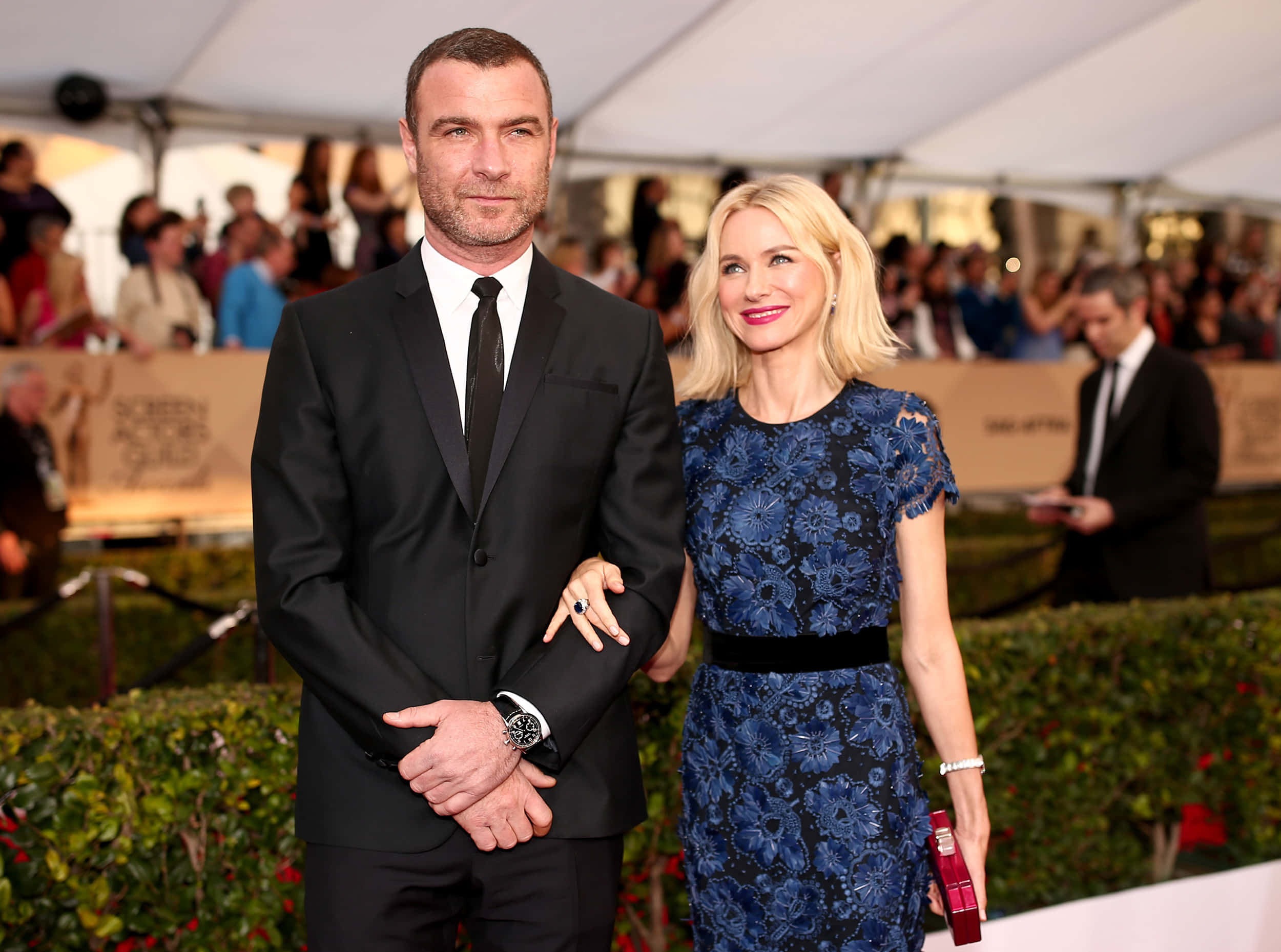 Liev Schreiber, black suit, blue floral dress, Full HD Desktop Wallpaper