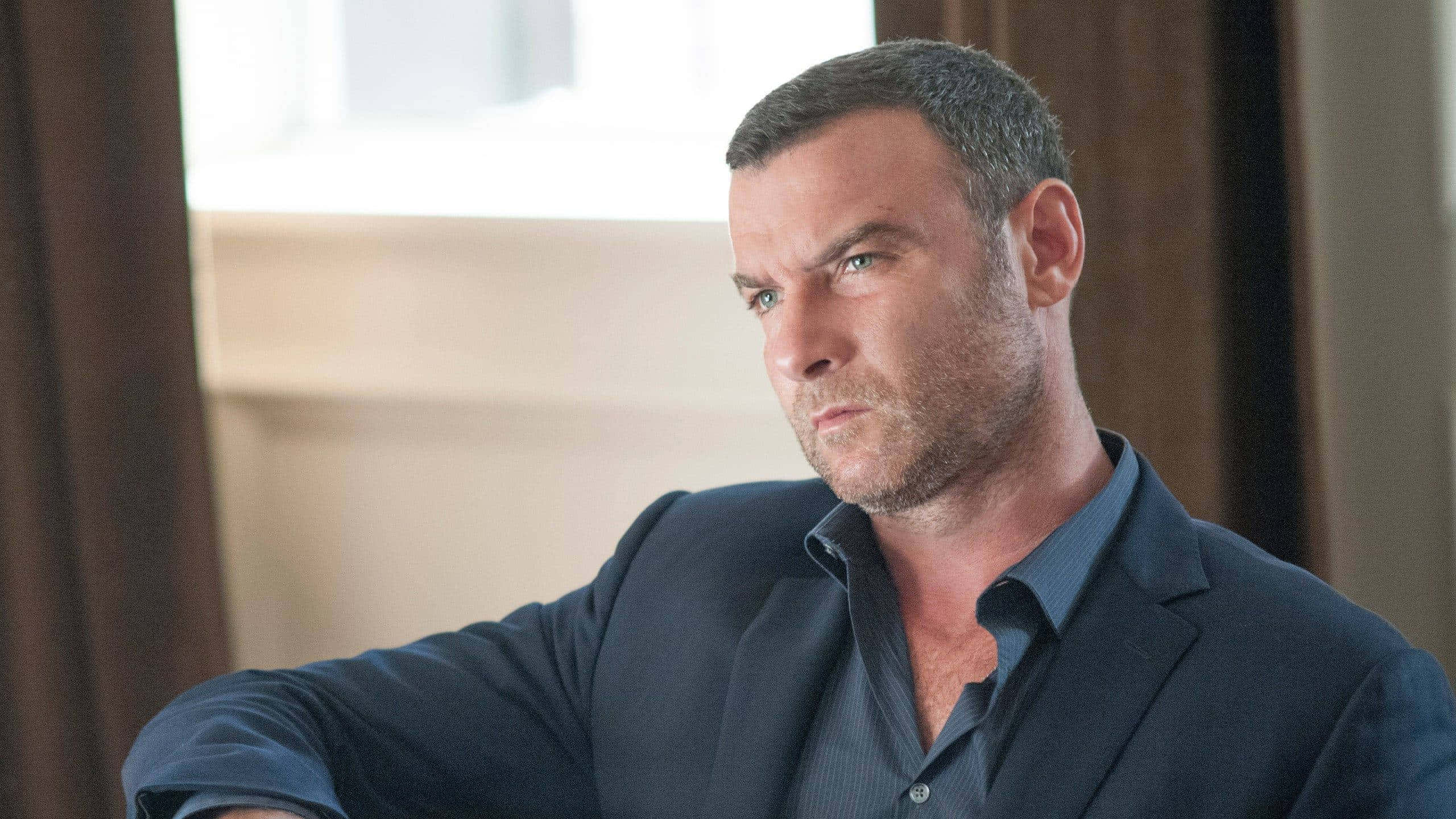 Liev Schreiber, dark suit, serious expression, 2K Desktop Wallpaper