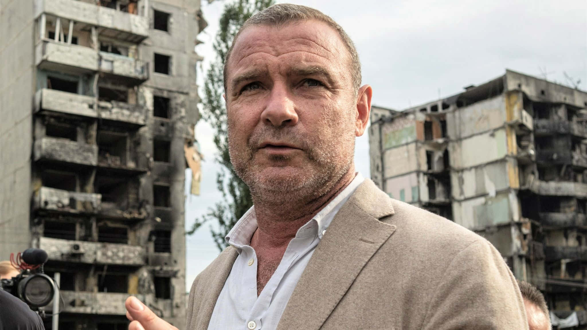 Liev Schreiber, beige suit, ruined apartment buildings, Full HD Desktop Wallpaper