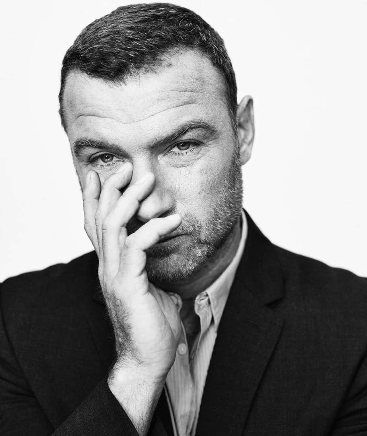 Liev Schreiber, black and white portrait, man in a suit, HD Phone Wallpaper
