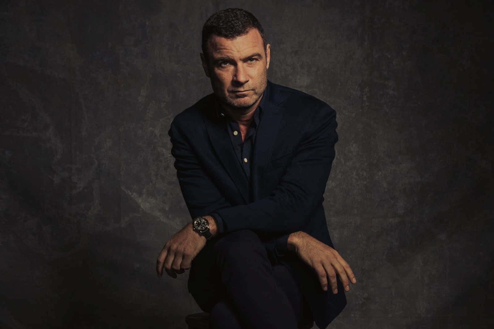 Liev Schreiber, dark suit, textured gray backdrop, HD Desktop Wallpaper