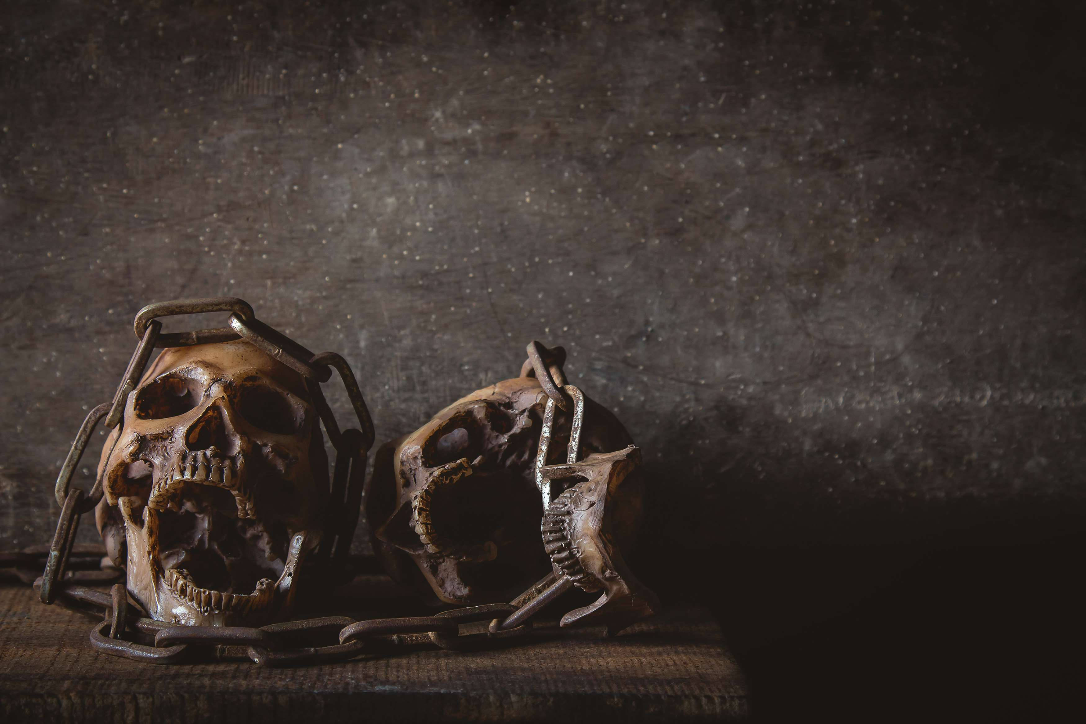 Life and Death, skulls, rusty chains, 2K Desktop Wallpaper