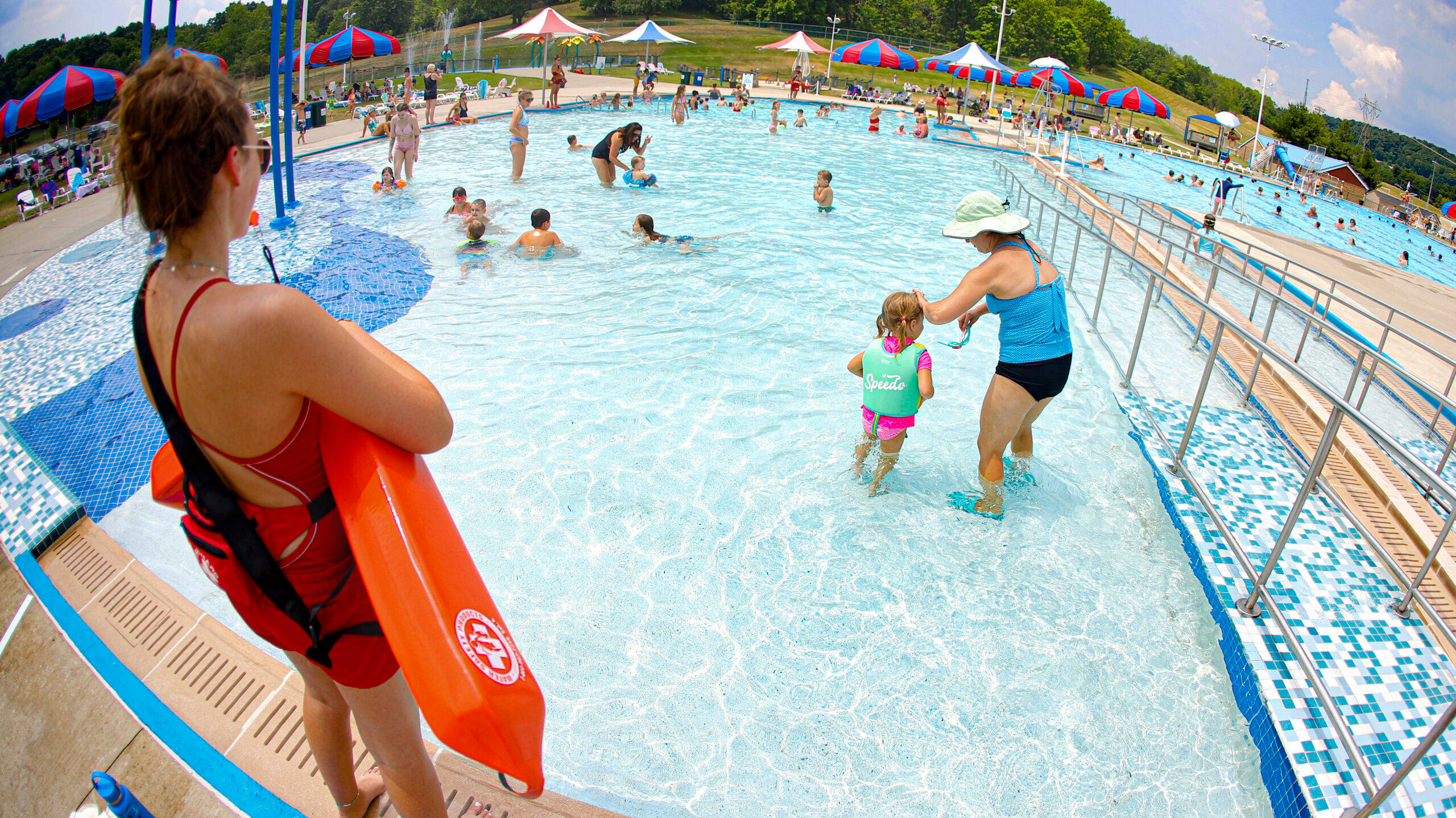 Lifeguard, kiddie pool, outdoor water park pool, 2K Desktop Wallpaper