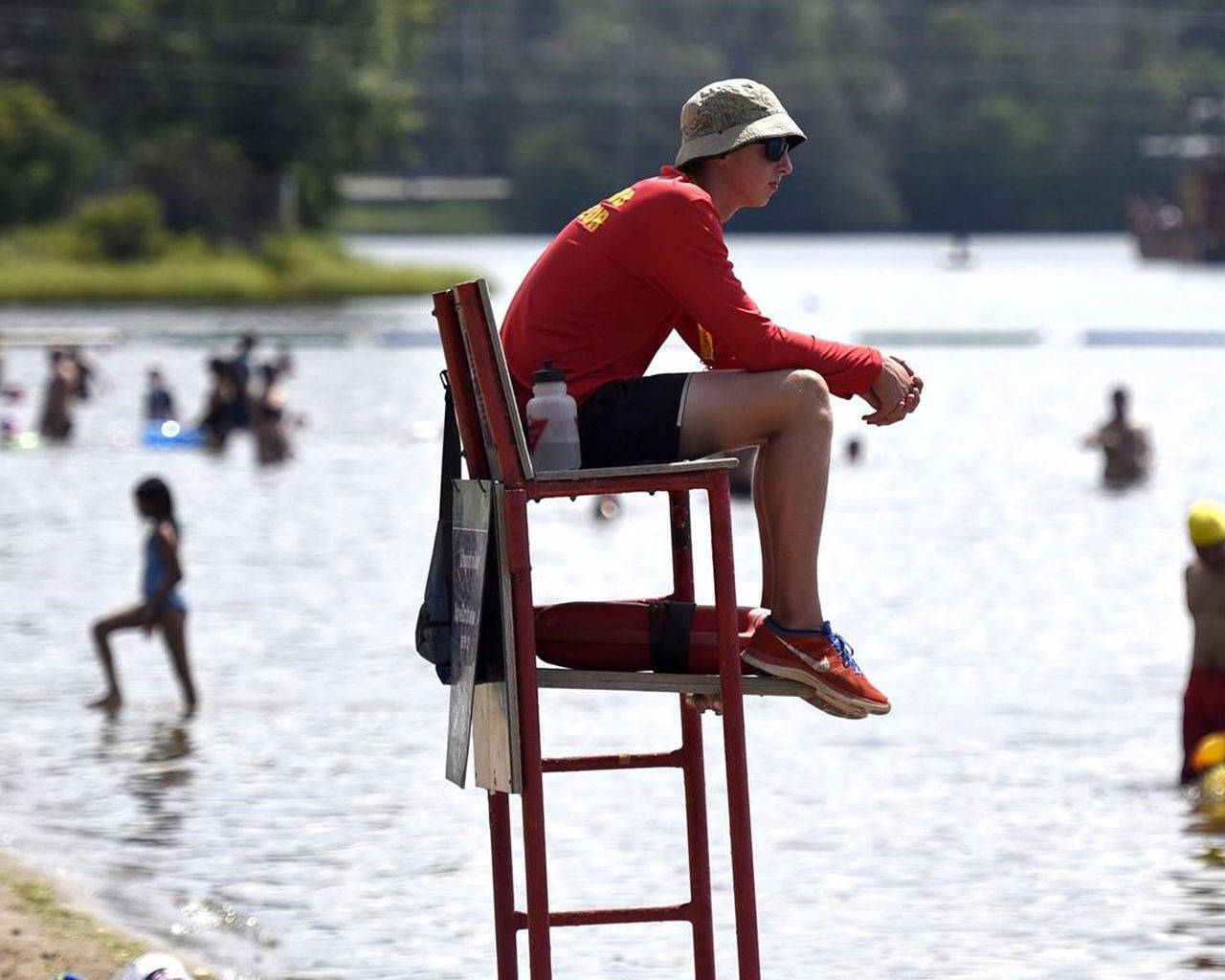 lifeguard, red shirt, red chair, HD Desktop Wallpaper