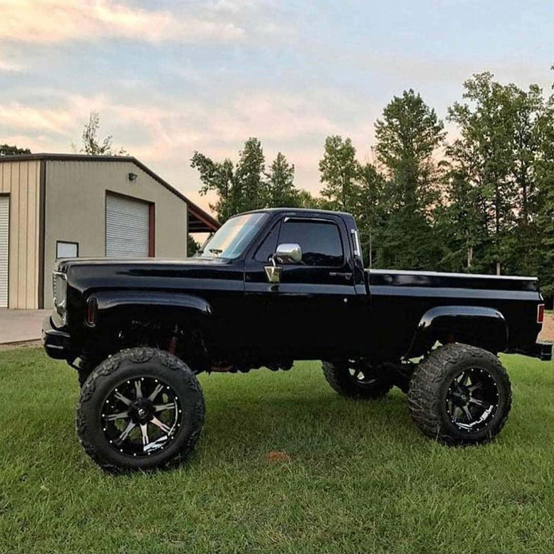 black lifted pickup truck, oversized tires, grass, SD Desktop Wallpaper