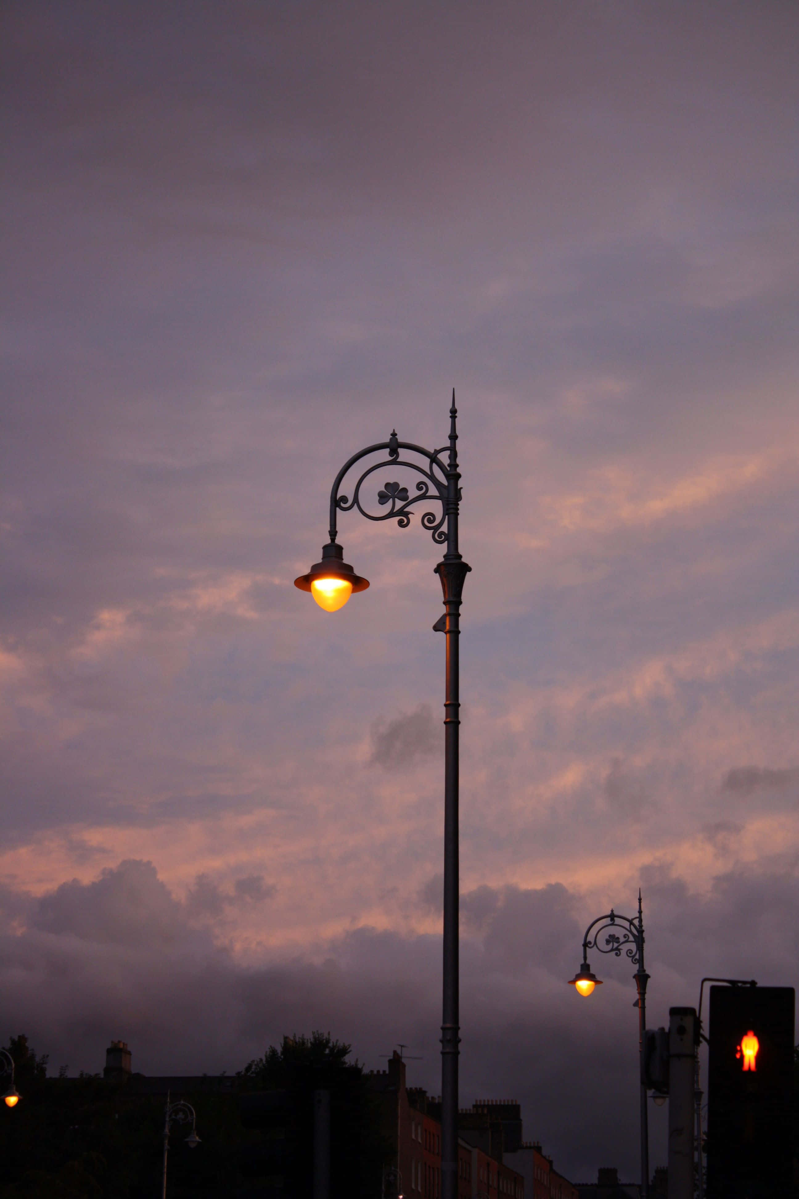 vintage streetlamp, twilight sky, soft purples, 4K Phone Wallpaper