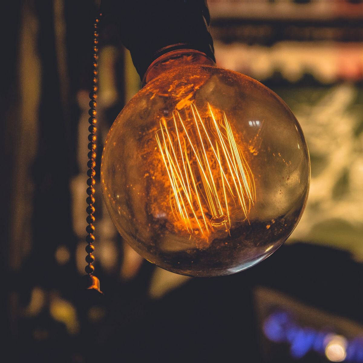 vintage filament bulb, warm amber light, visible filaments, SD Desktop Wallpaper