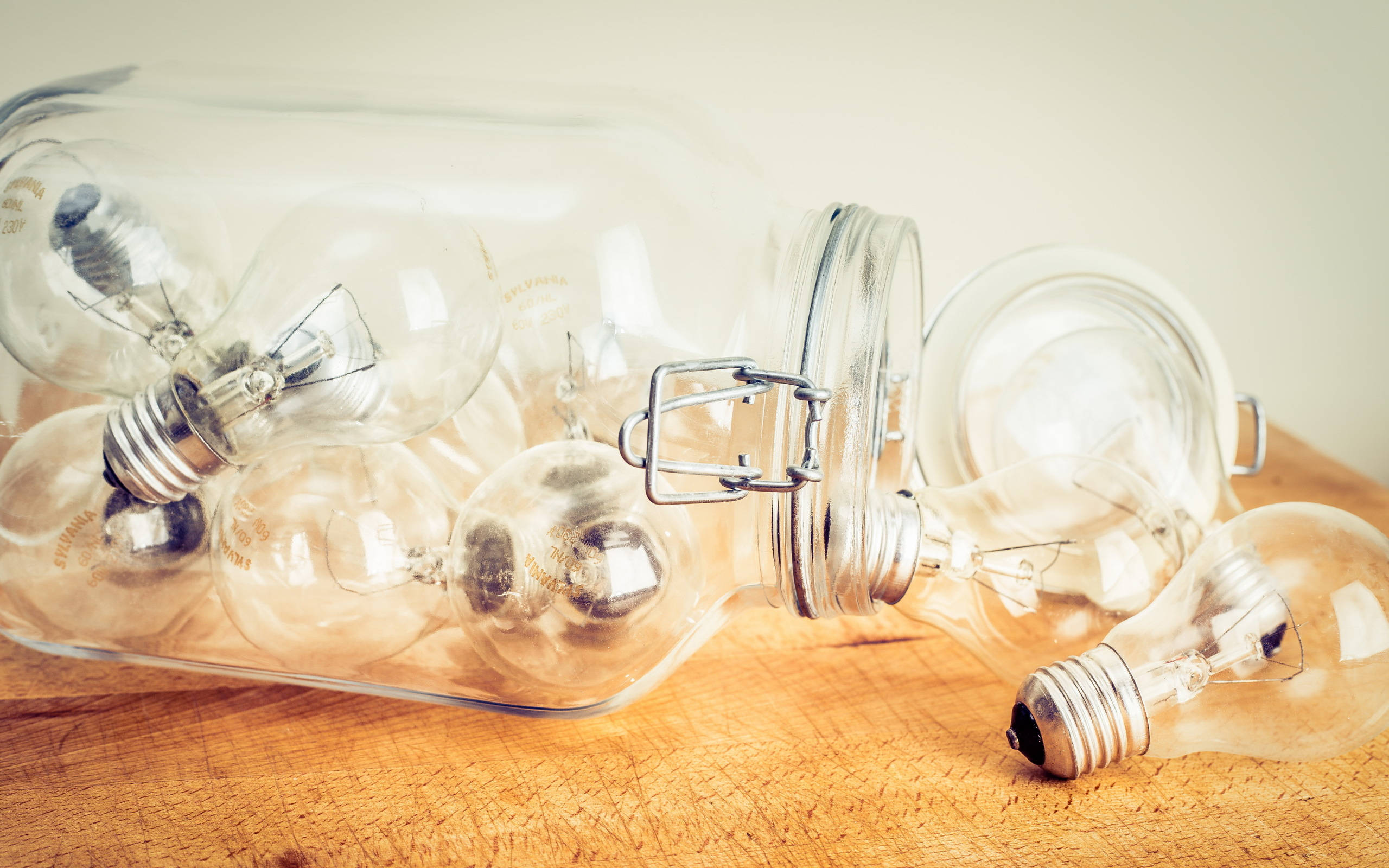 mason jar, vintage light bulbs, warm wooden surface, 2K Desktop Wallpaper