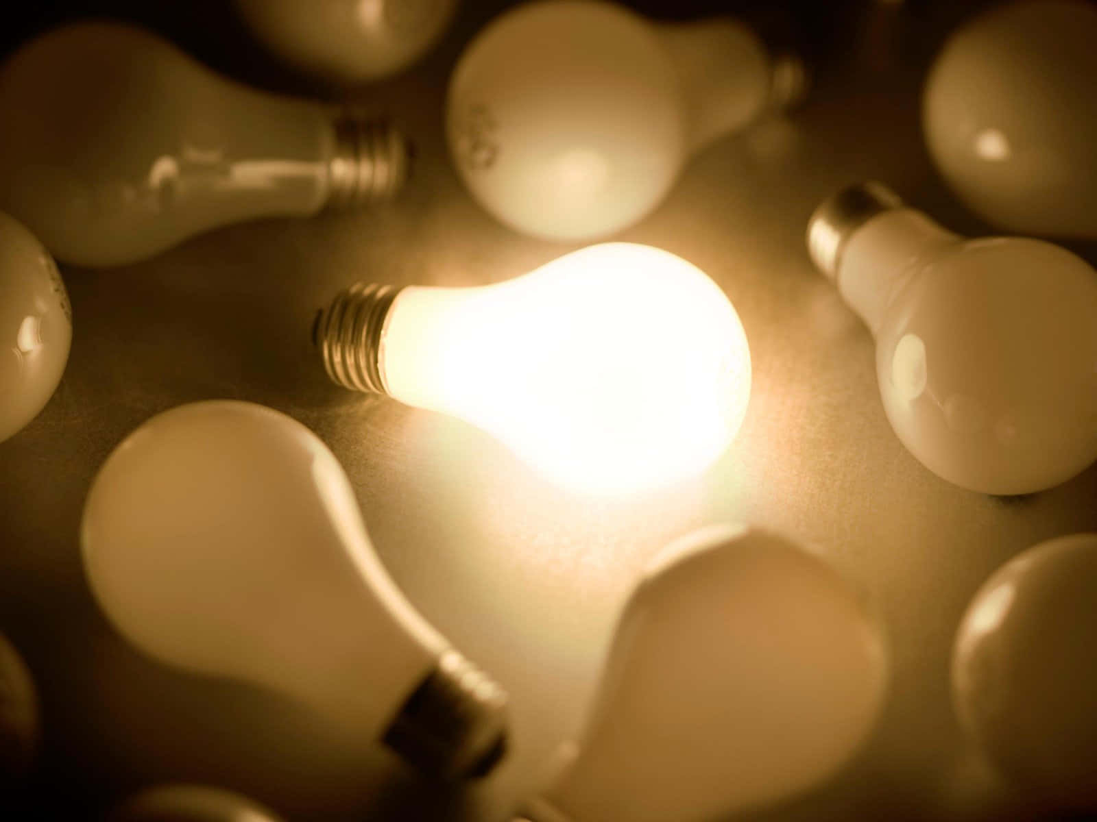 incandescent light bulb, glowing, warm light, HD Desktop Wallpaper