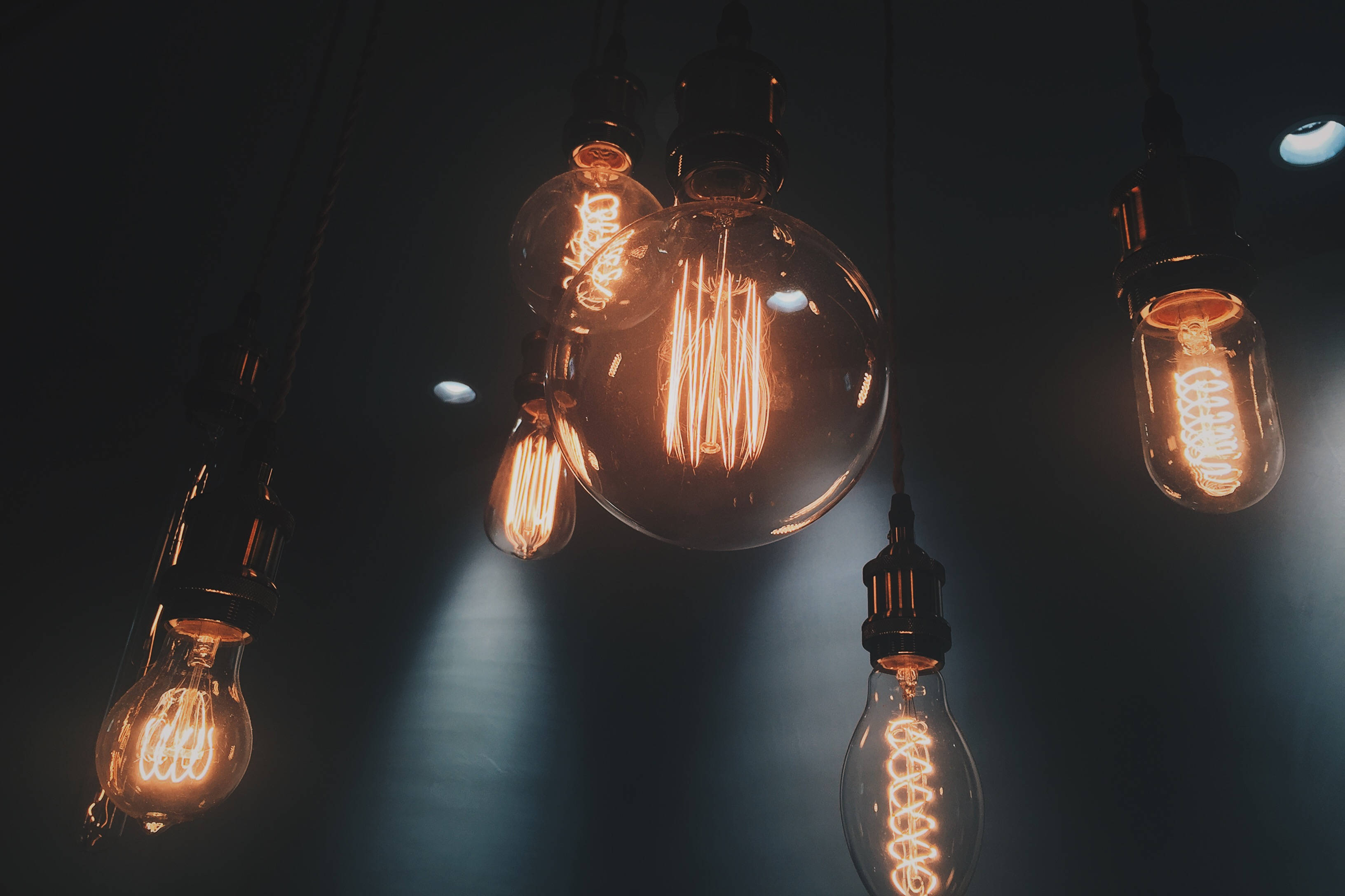vintage filament bulbs, warm glowing, golden light, 2K Desktop Wallpaper