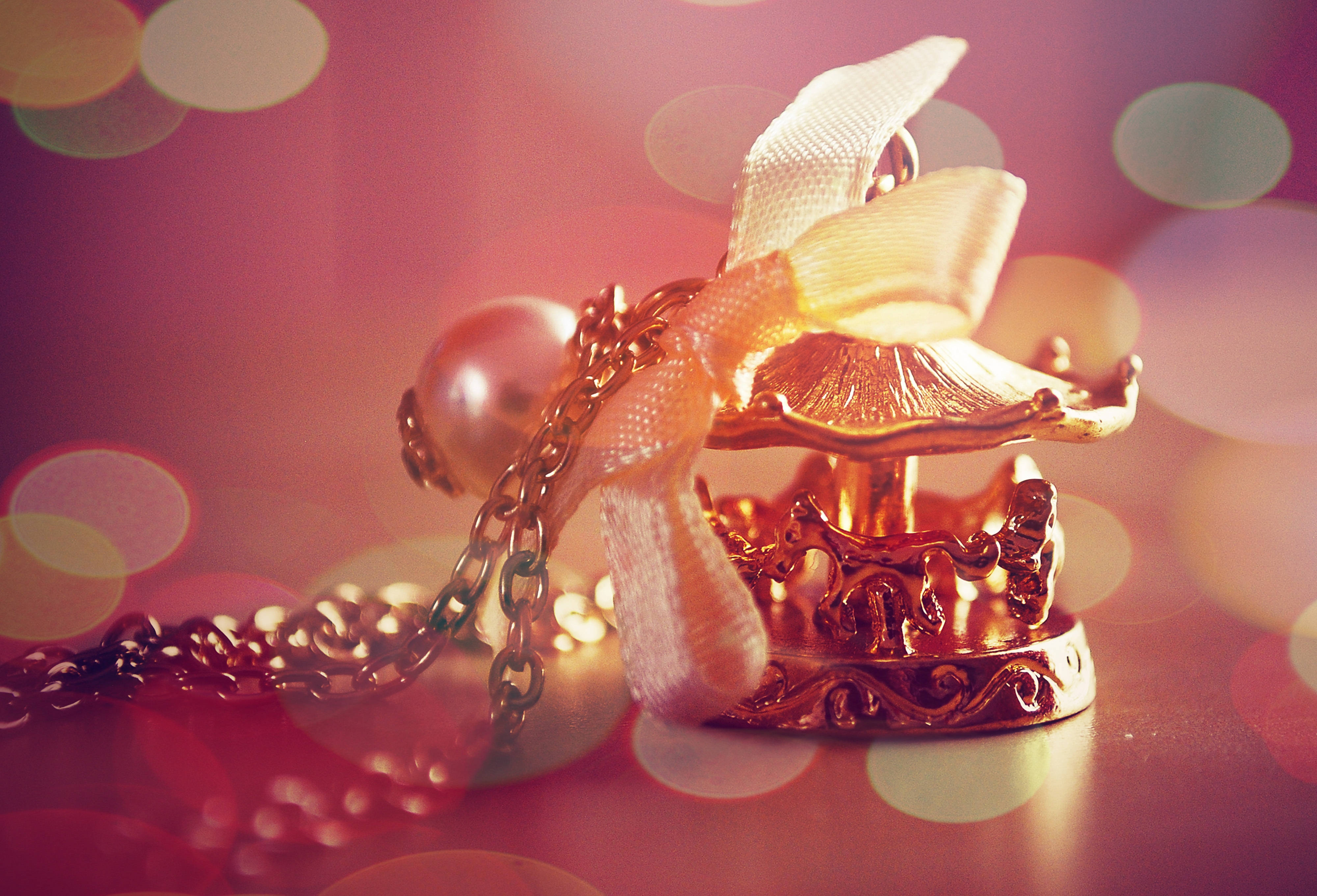 gold carousel pendant, cream bow, pearl charm, 4K Desktop Wallpaper