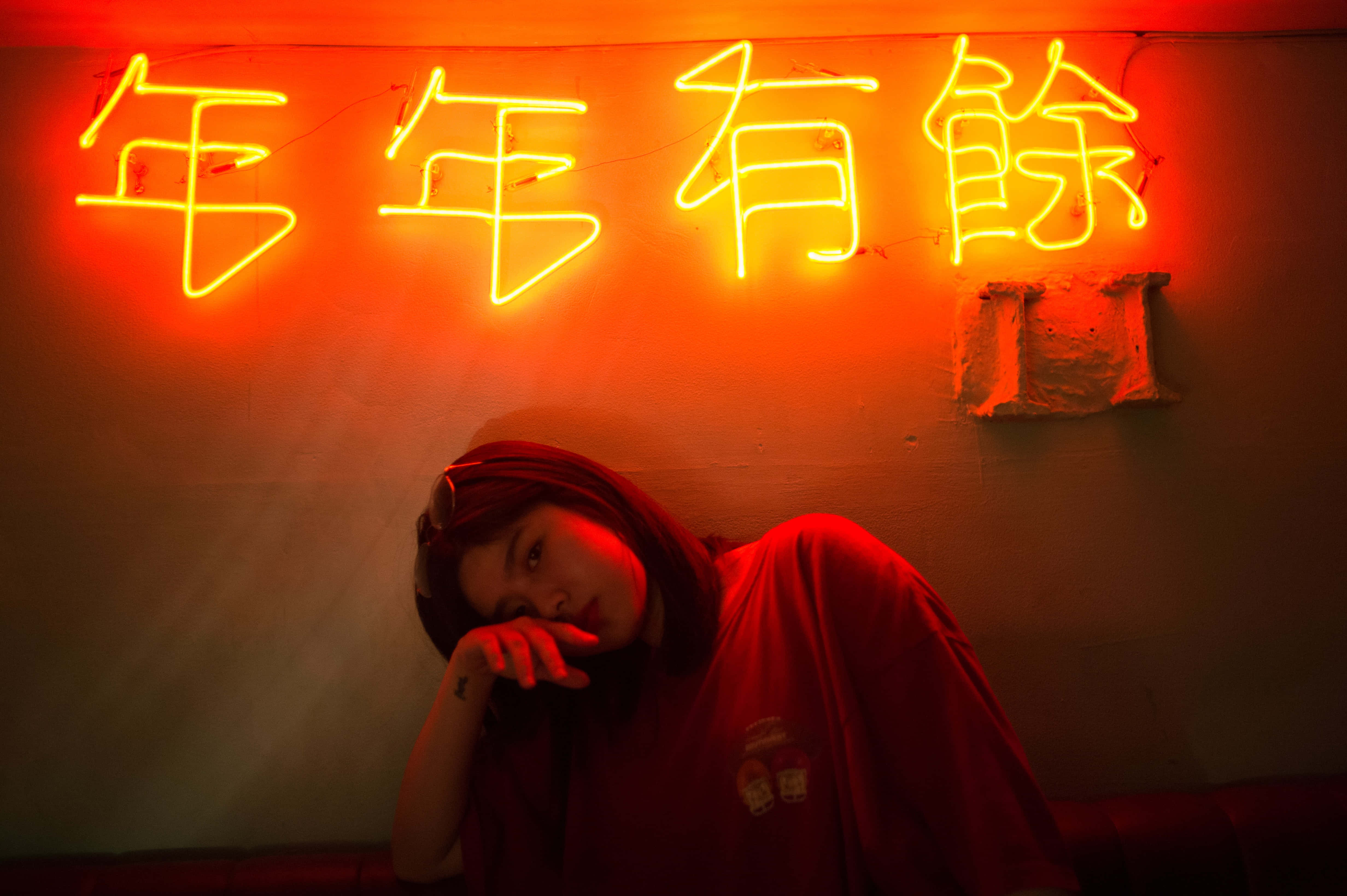 neon sign, glowing Chinese characters, red, 4K Desktop Wallpaper