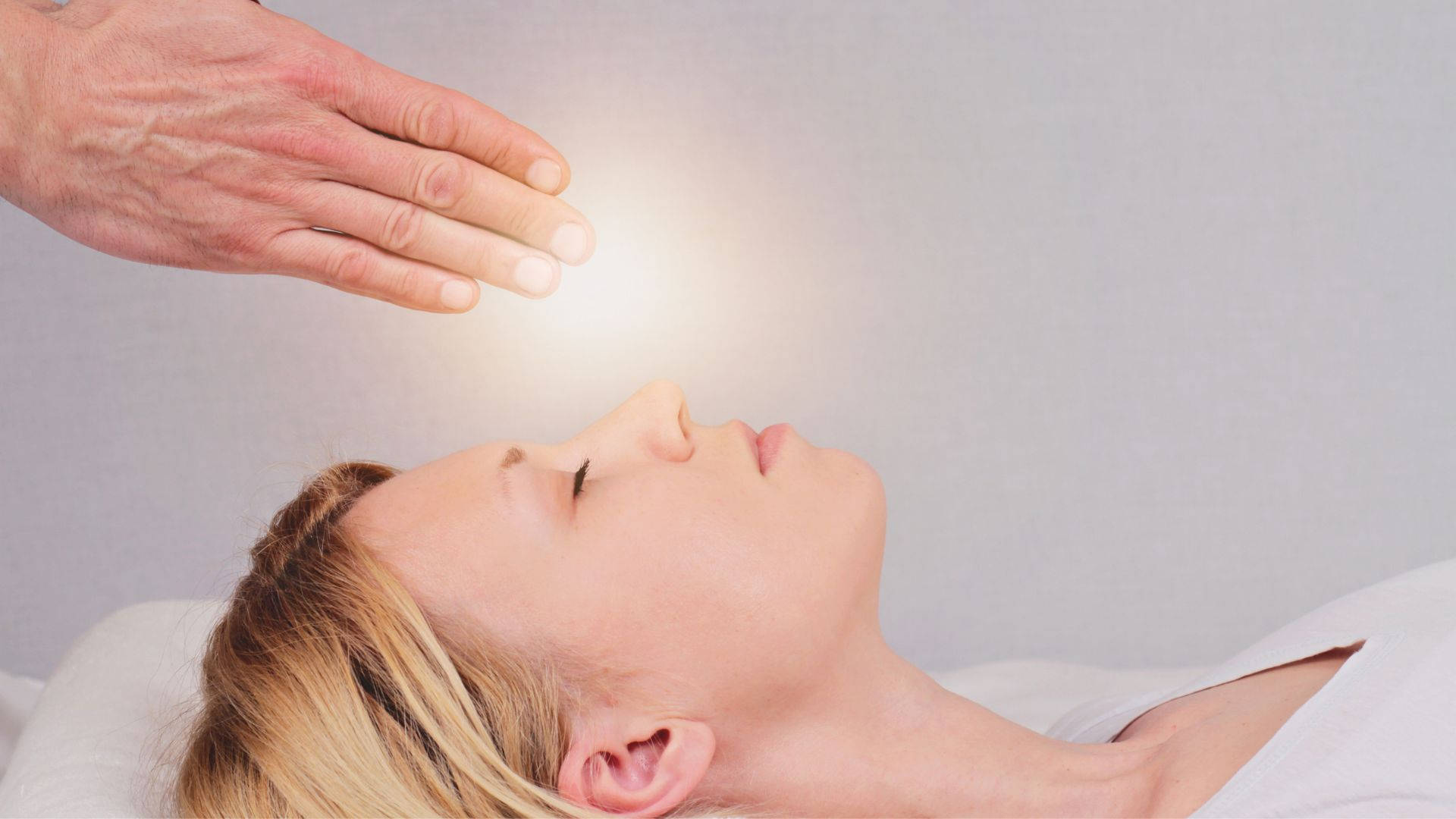 Healing Light Attraction, soft glowing light, hand hovers above her head, Full HD Desktop Wallpaper