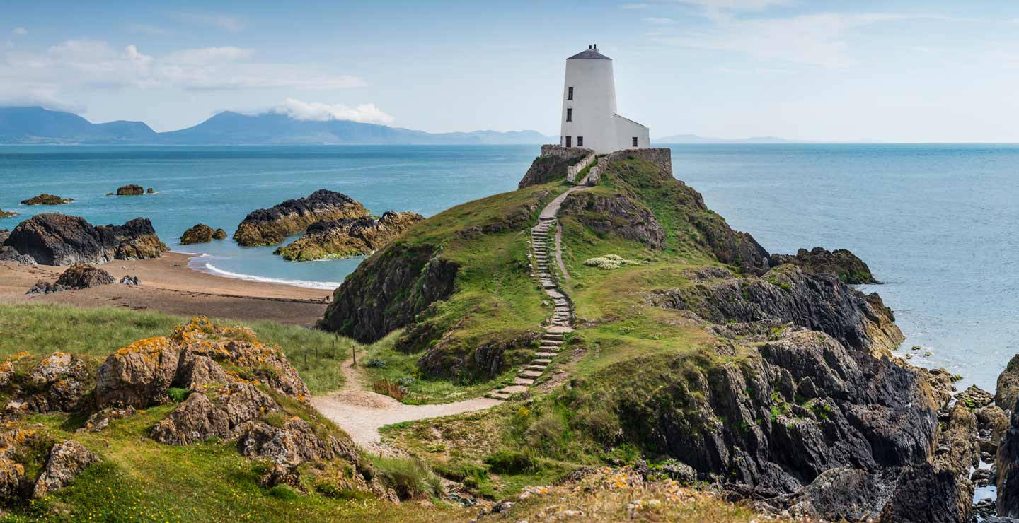 wales seaside lighthouse, white lighthouse, rocky cliff, HD Desktop Wallpaper