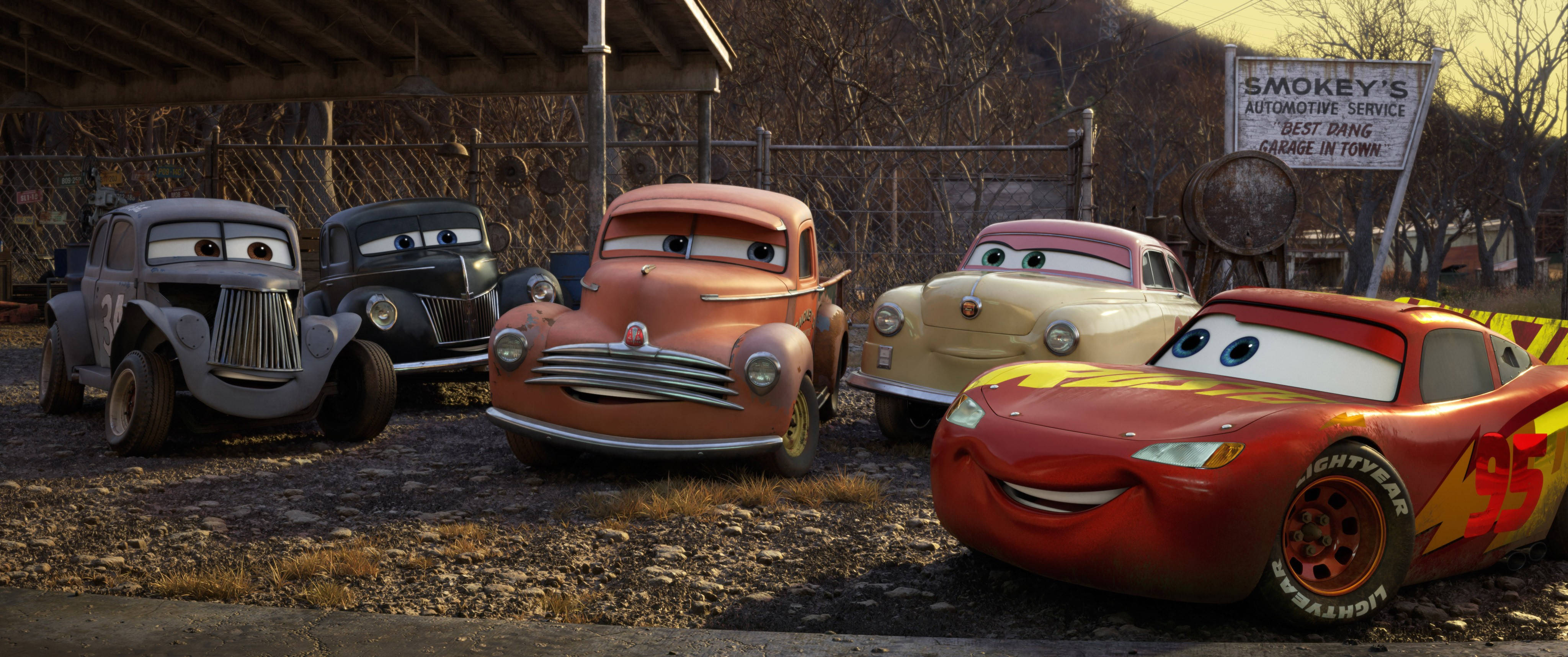 Lightning McQueen, racetrack, dusty junkyard, 4K Desktop Wallpaper