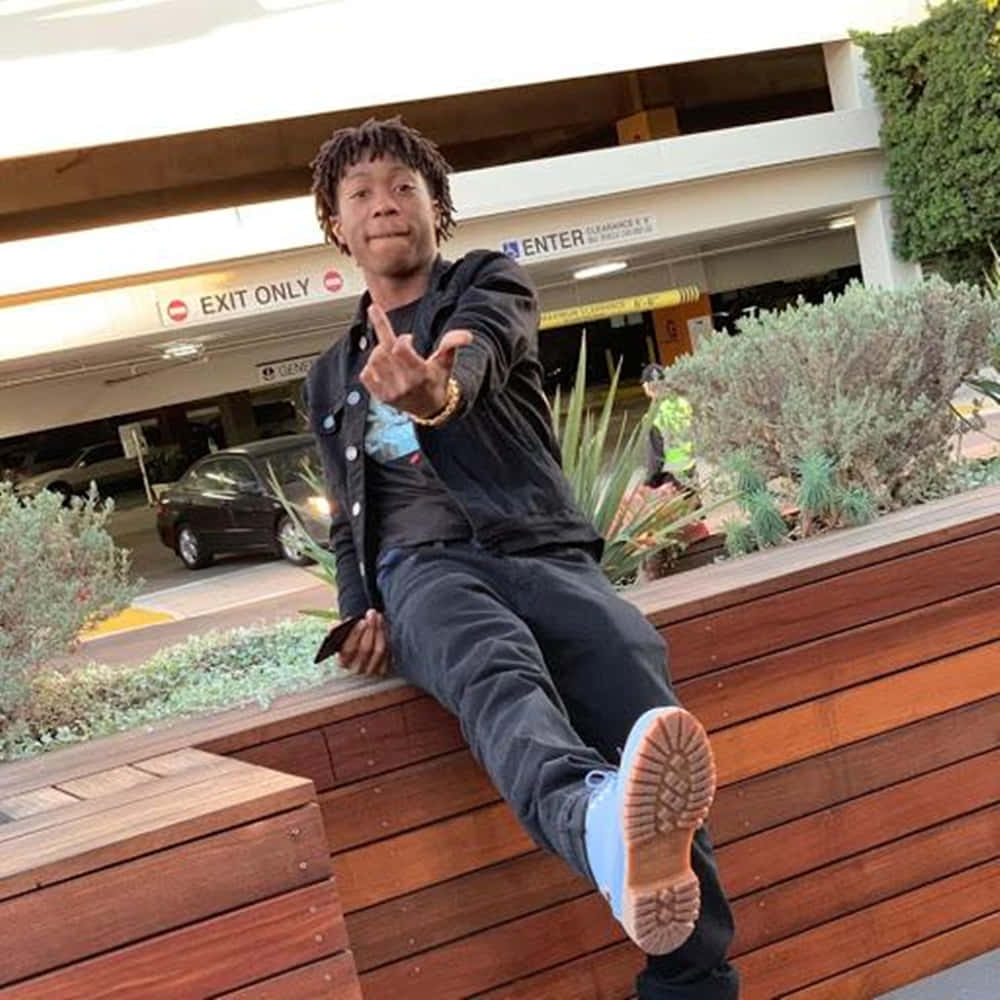 Lil Loaded, dreadlocks, wooden bench, SD Desktop Wallpaper