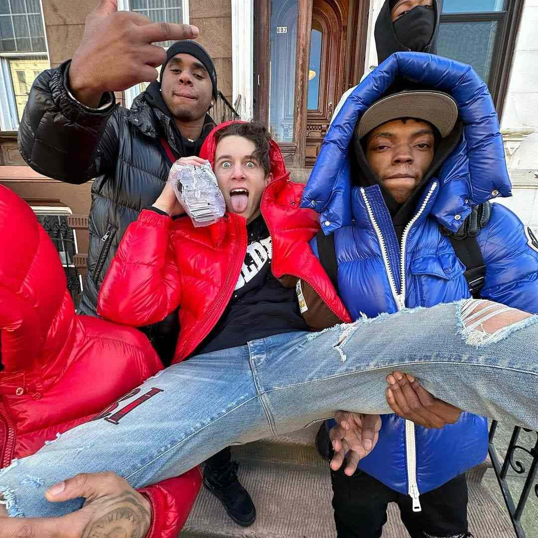 Lil Mabu, puffy jackets, city stoop, SD Desktop Wallpaper
