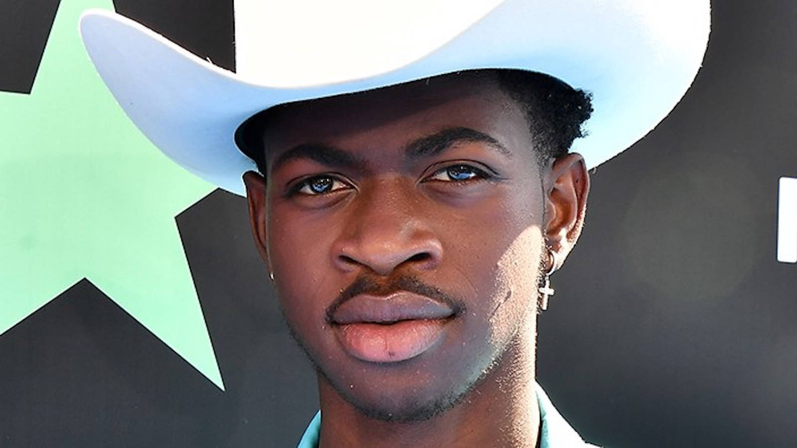 Lil Nas X, white cowboy hat, black and green star backdrop, HD Desktop Wallpaper