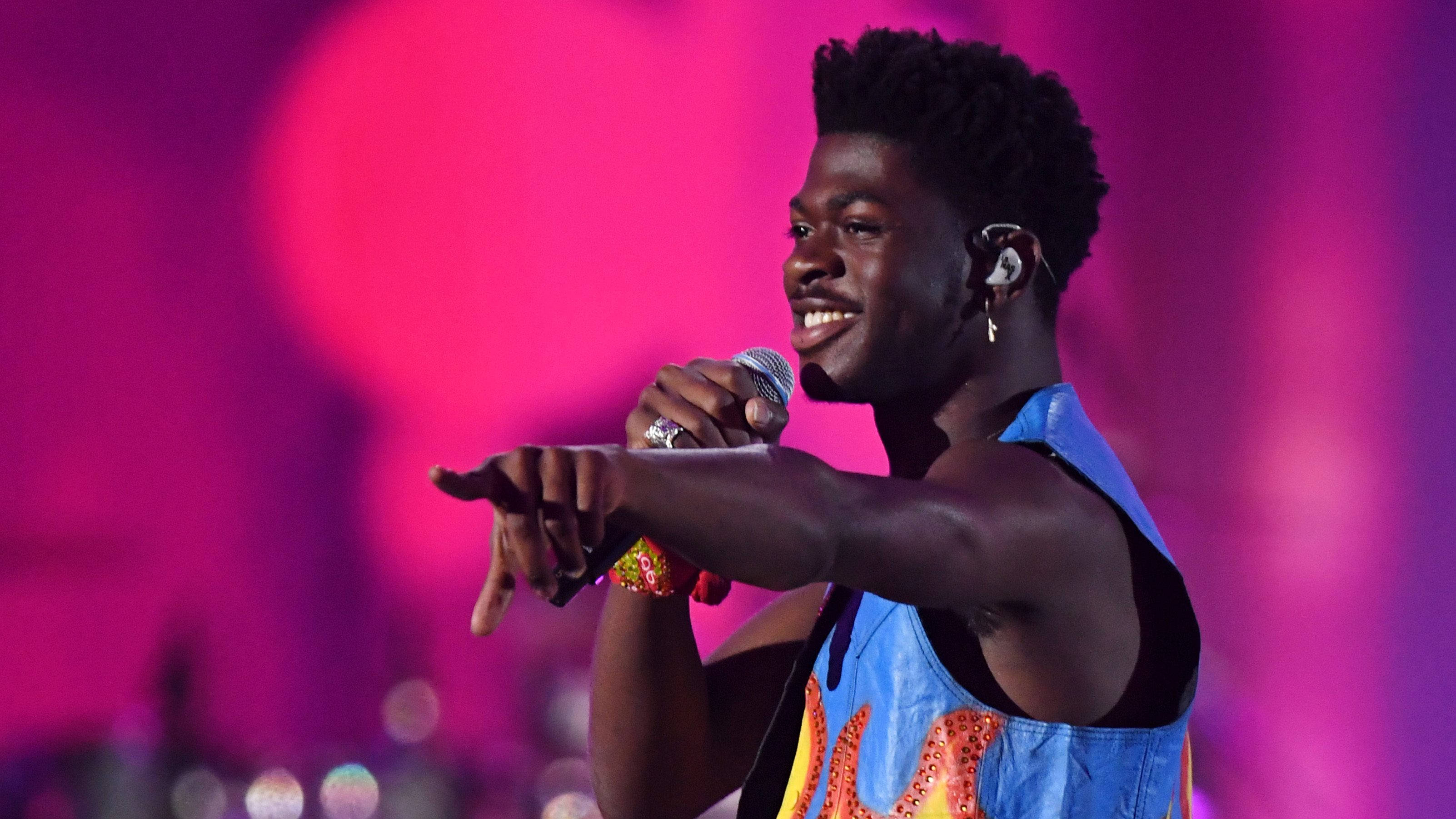 Lil Nas X, 2019 Music Festival, vibrant blue and orange outfit, 2K Desktop Wallpaper