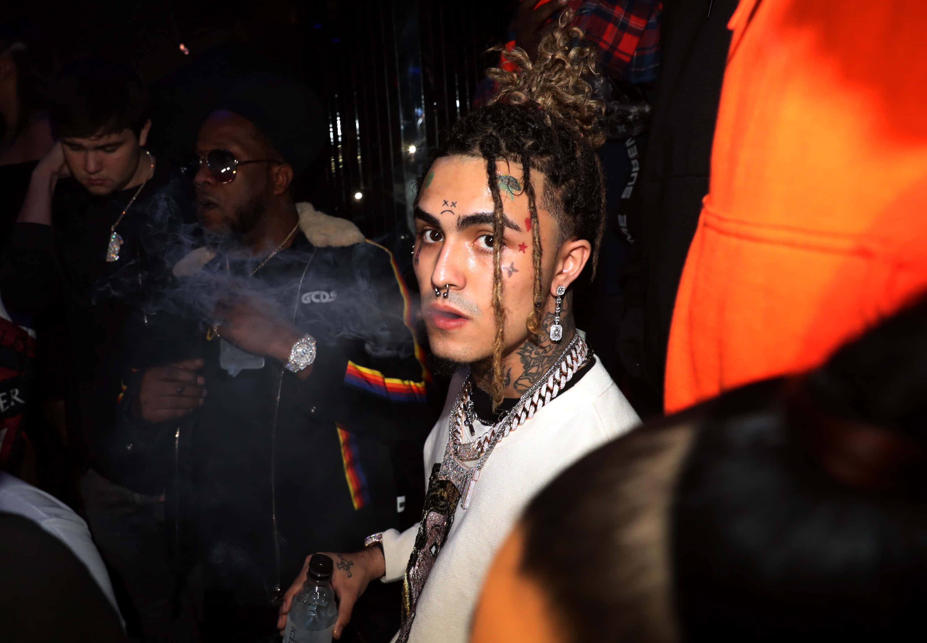 Lil Pump, crowd, dimly lit club, 2K Desktop Wallpaper