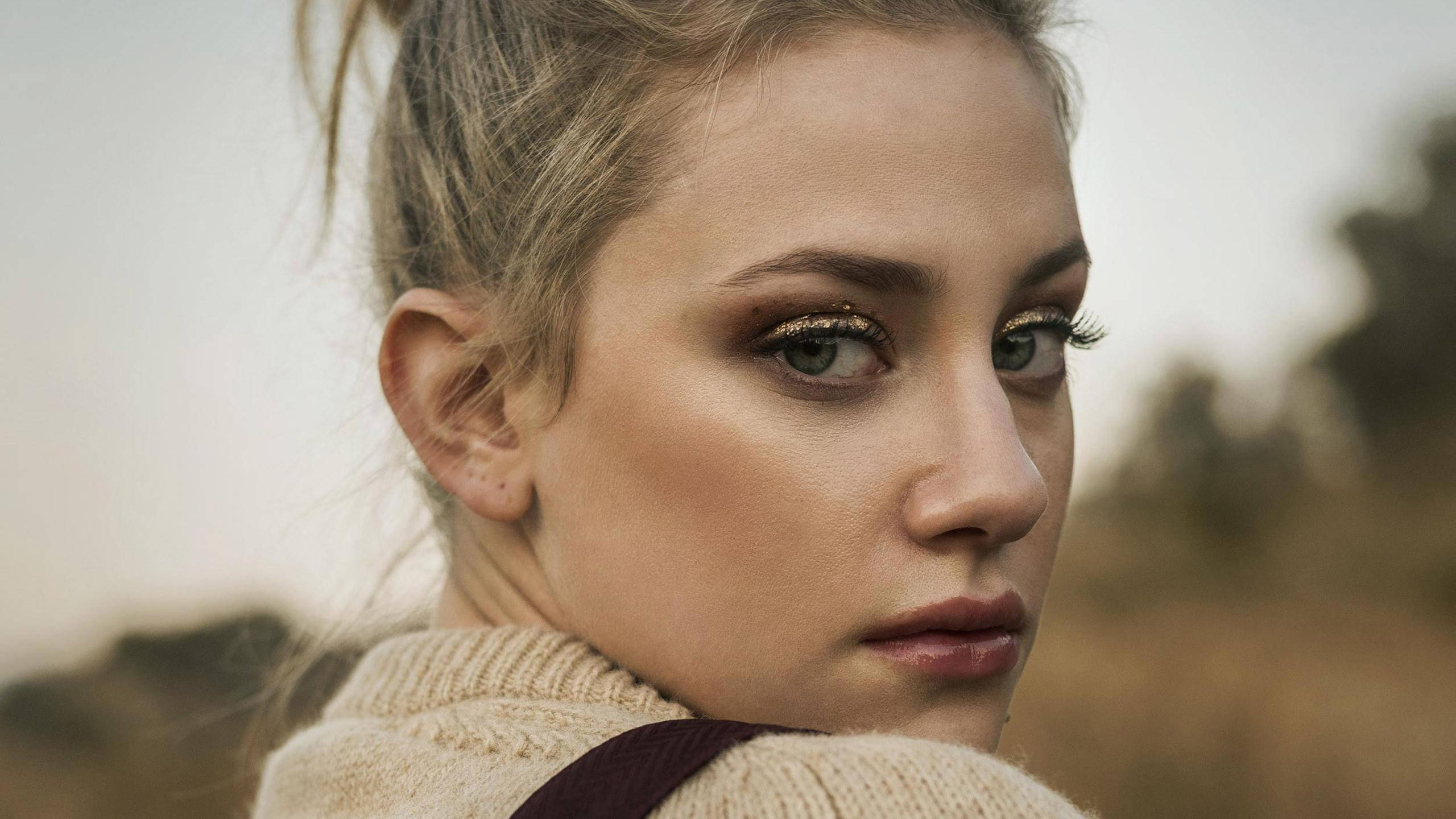 Lili Reinhart, blonde hair, messy bun, 2K Desktop Wallpaper