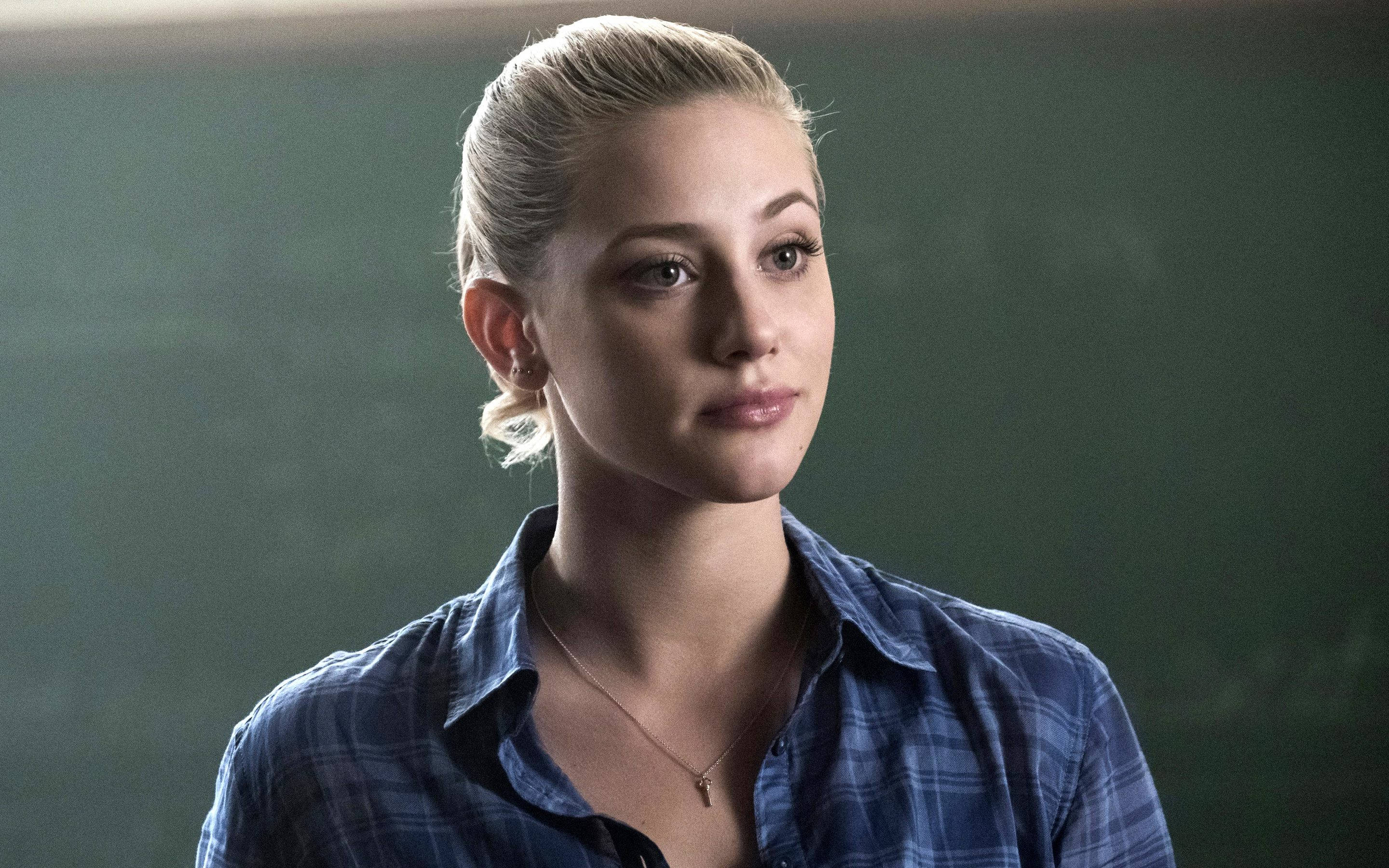 Lili Reinhart, blue checkered polo, blonde hair, 2K Desktop Wallpaper
