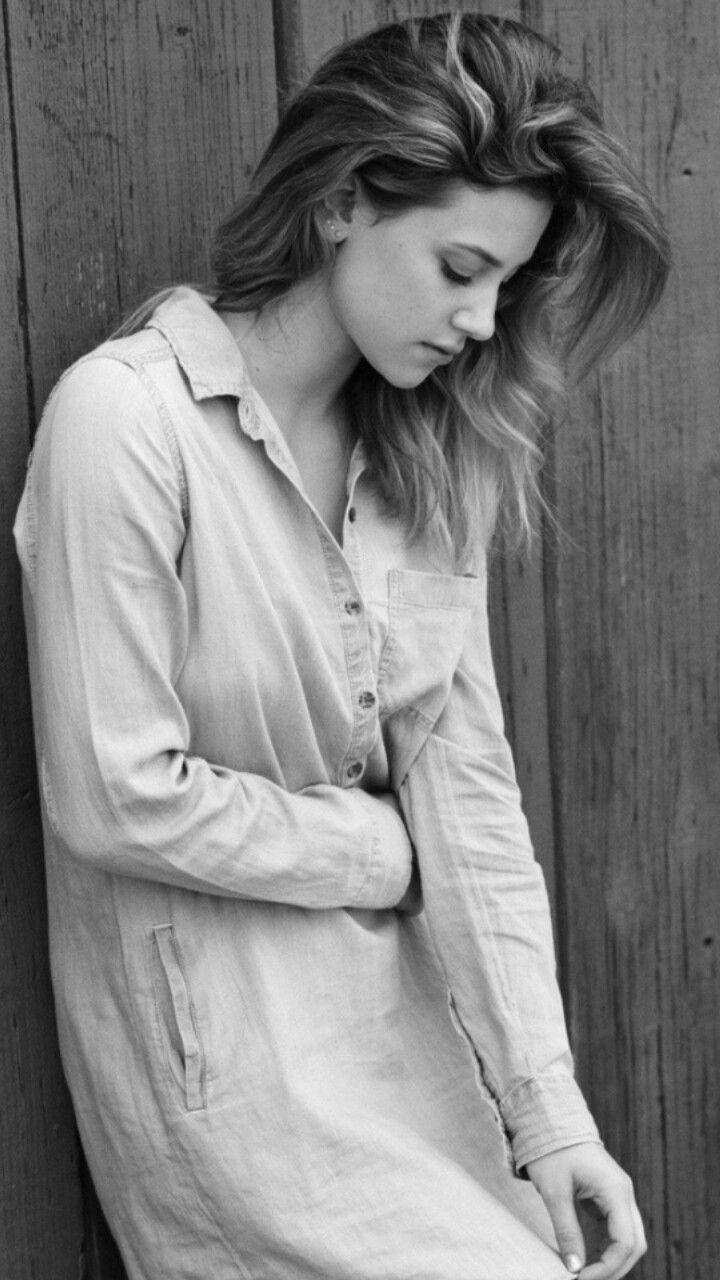 Lili Reinhart, wooden wall, loose shirt, HD Phone Wallpaper