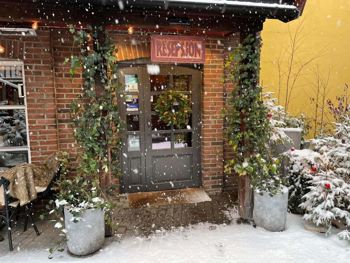 Lillehammer, snowy entrance, cozy brick building, SD Desktop Wallpaper
