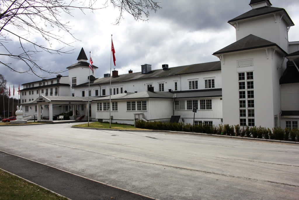 Lillehammer, white institutional building, dark roofs, SD Desktop Wallpaper
