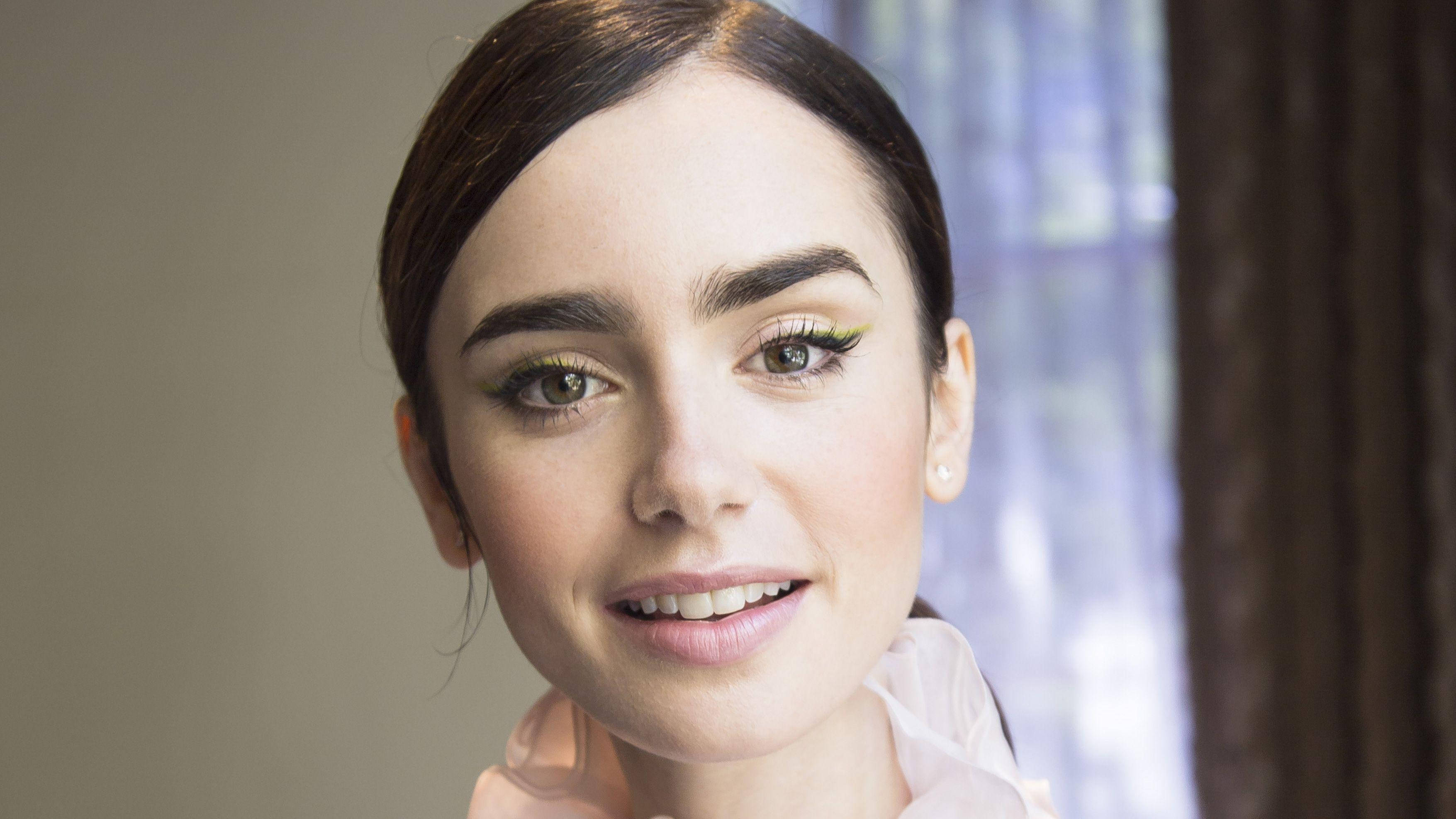 Lily Collins, bold green eyeliner, soft smile, 2K Desktop Wallpaper