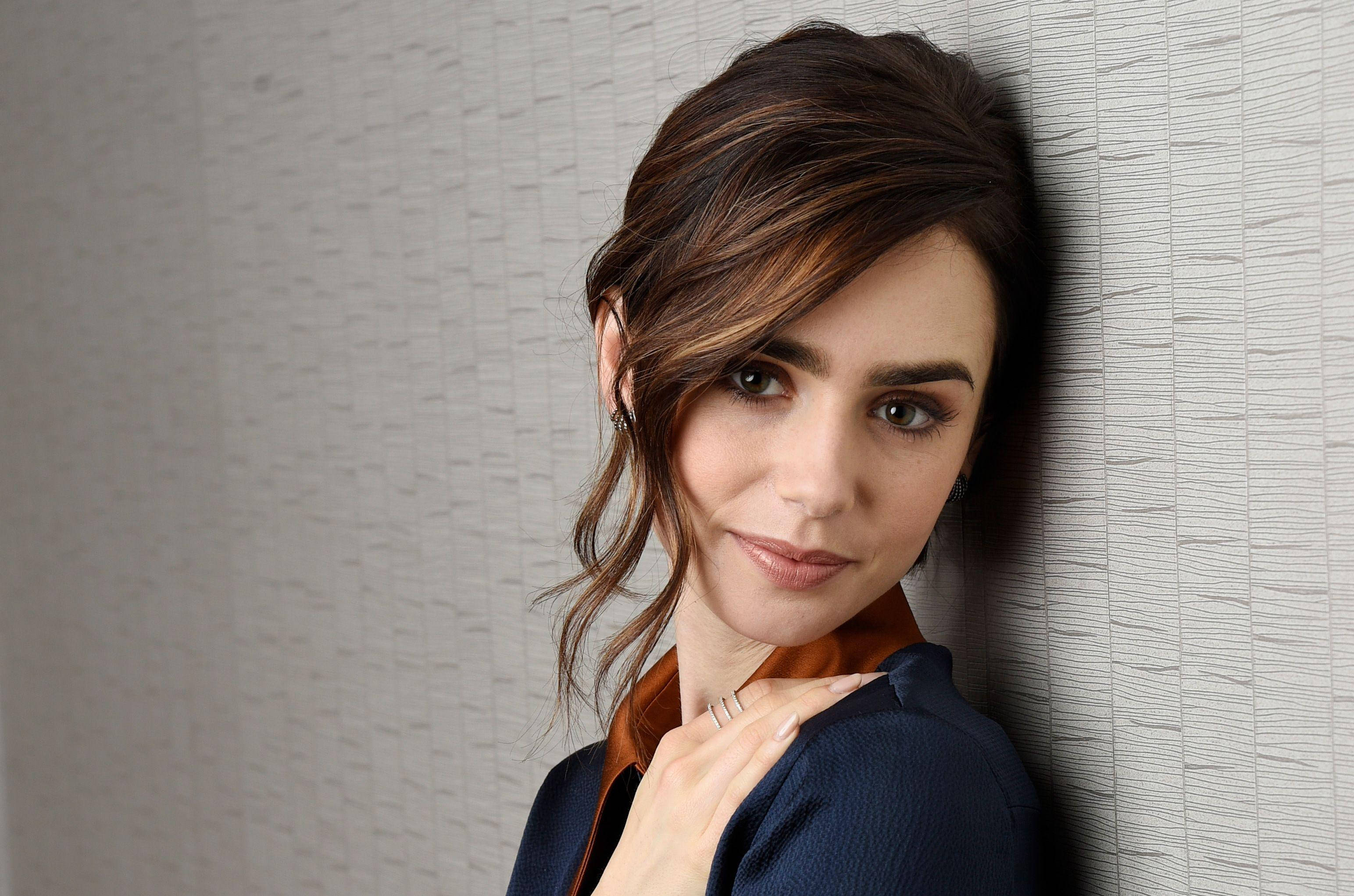 Lily Collins, brown hair, textured gray wall, 2K Desktop Wallpaper