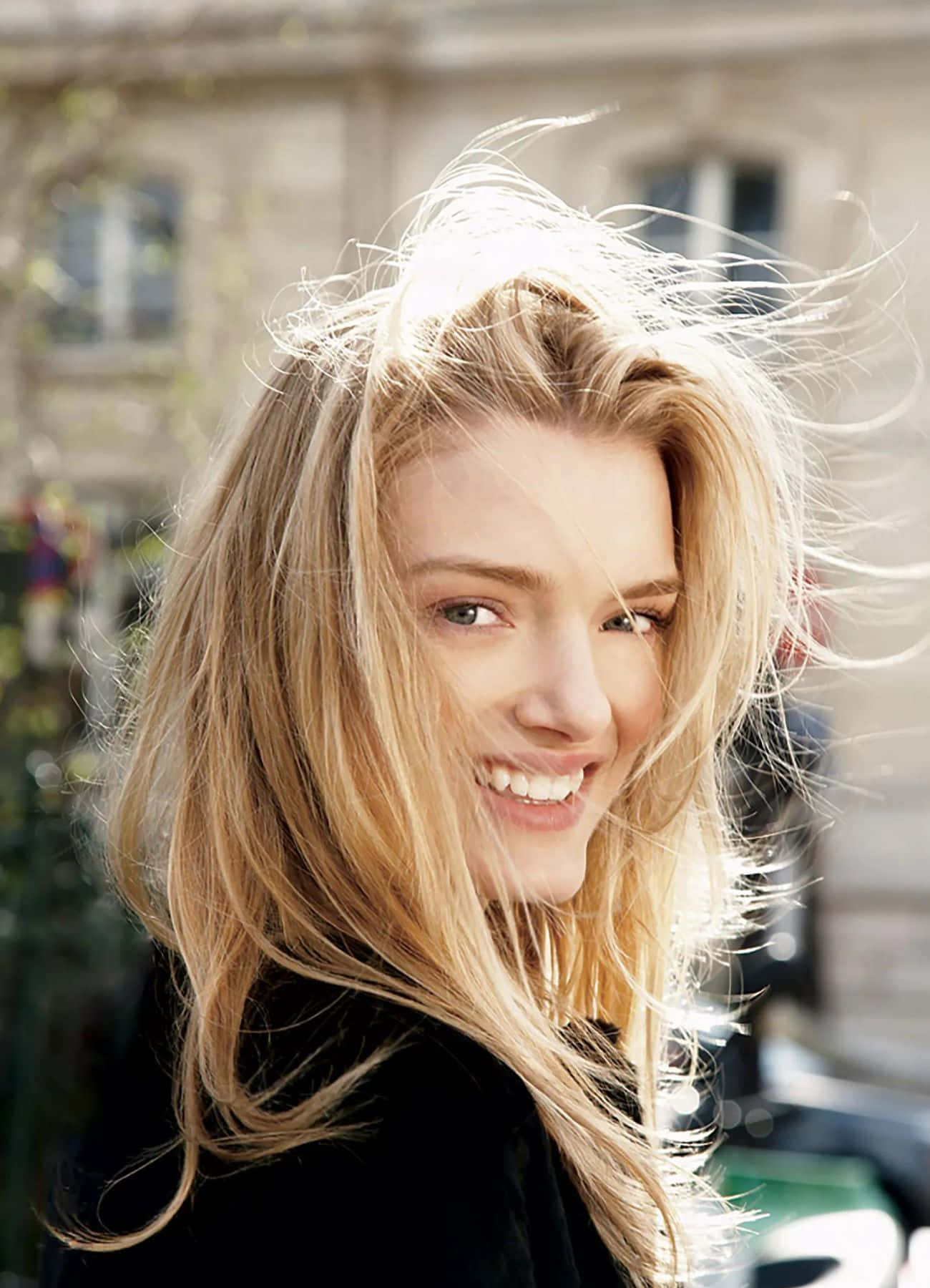 Lily Donaldson, monochrome, sunlit urban backdrop, HD Phone Wallpaper
