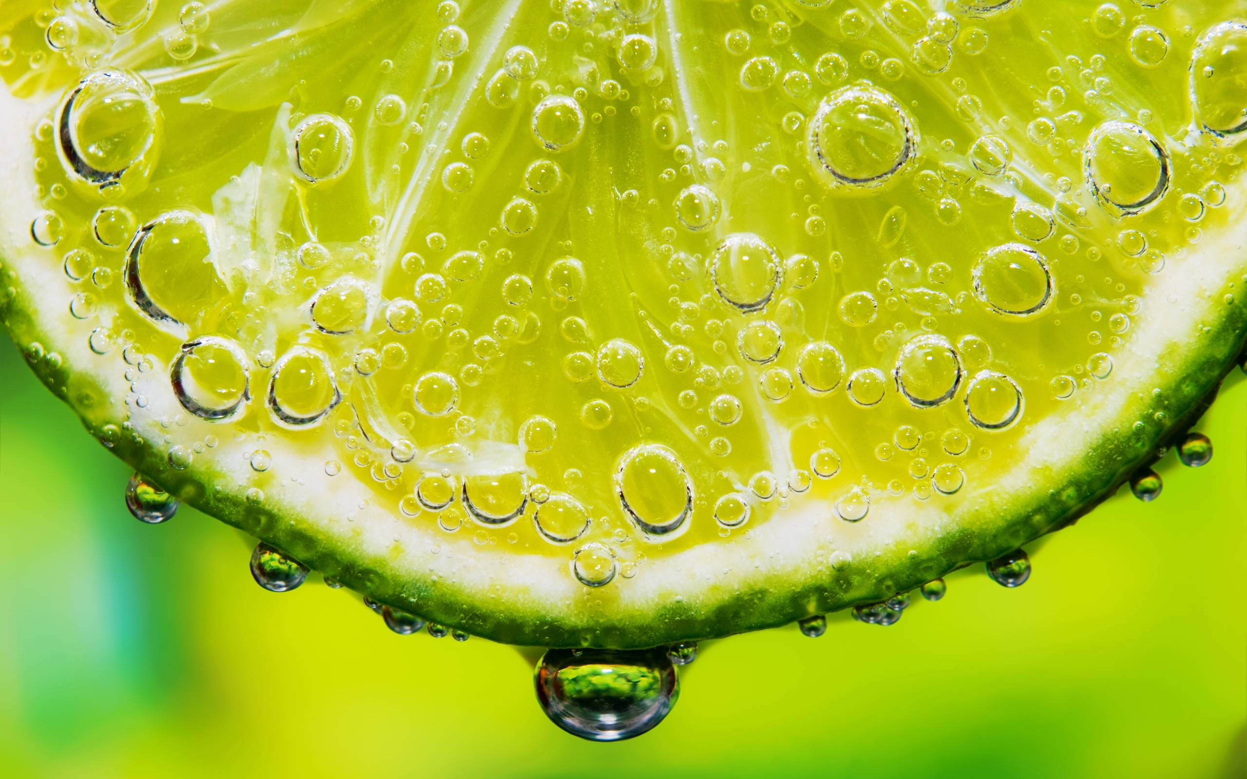 fresh lime soda juice, lime slice, sparkling bubbles, 2K Desktop Wallpaper