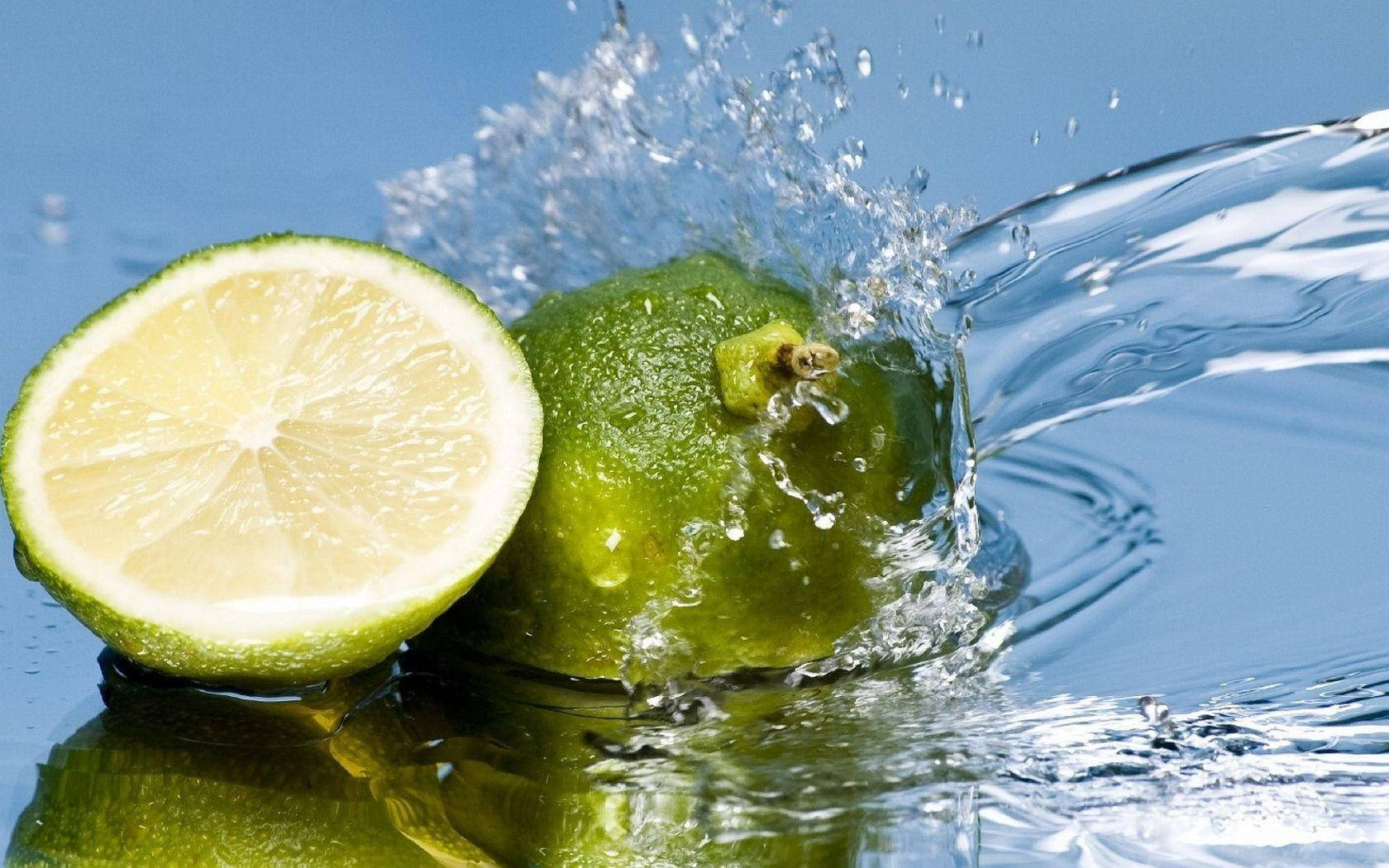 lime, clear blue water, sparkling droplets, HD Desktop Wallpaper