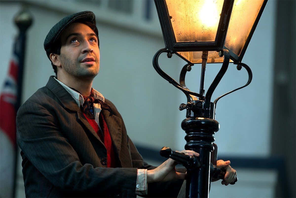 Lin-manuel Miranda, vintage attire, glowing gas lamp, SD Desktop Wallpaper