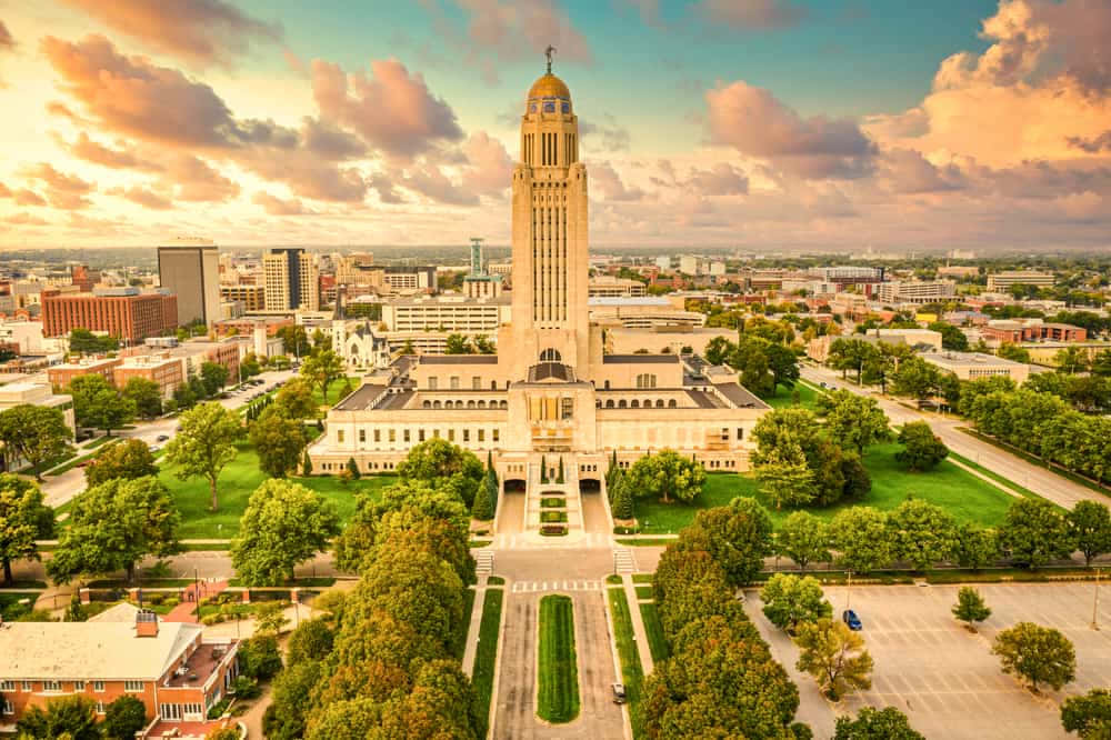 Lincoln skyline, neoclassical capitol building, central tower, SD Desktop Wallpaper