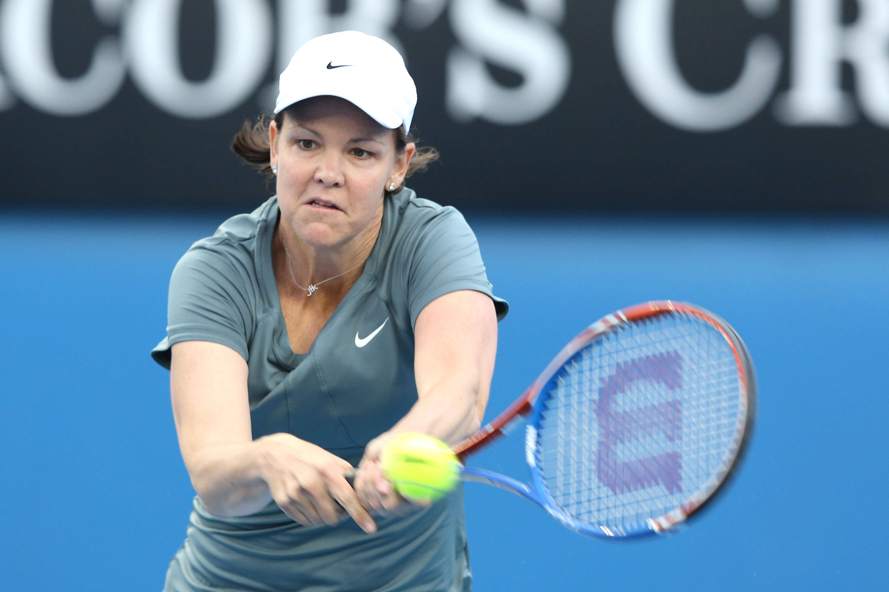 Lindsay Davenport, grey shirt, white cap, 2K Desktop Wallpaper