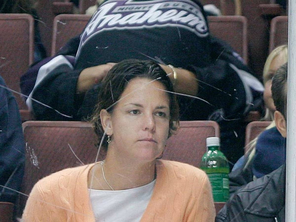 Lindsay Davenport, orange cardigan, cracked glass barrier, SD Desktop Wallpaper