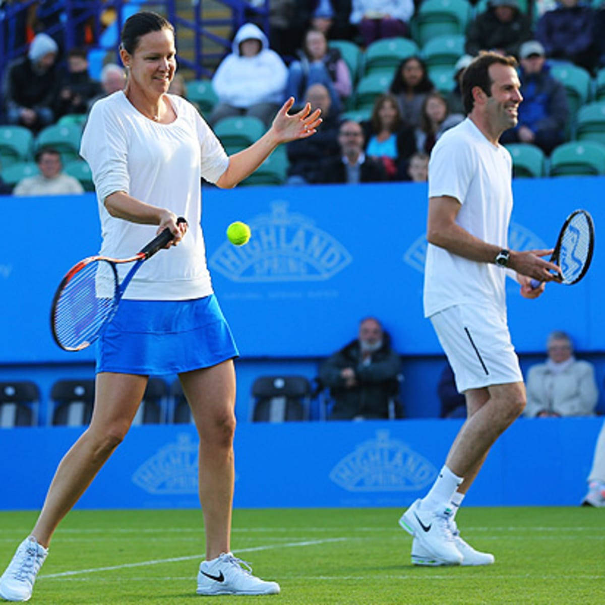 Lindsay Davenport, white and blue gear, yellow ball, SD Desktop Wallpaper