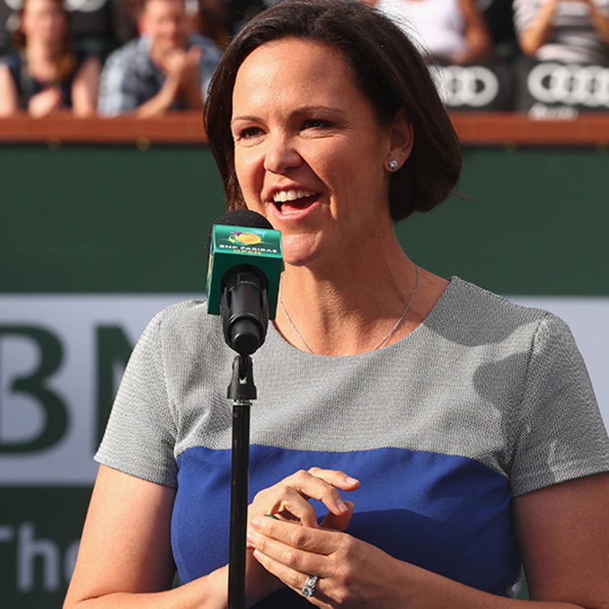 Lindsay Davenport, microphone, gray and blue dress, SD Desktop Wallpaper